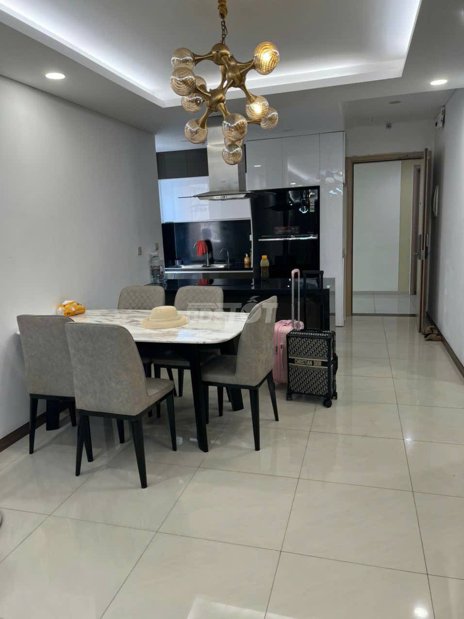 Bàn ăn phòng khách căn hộ Hado Centrosa 87m2 2 phòng ngủ đang bán