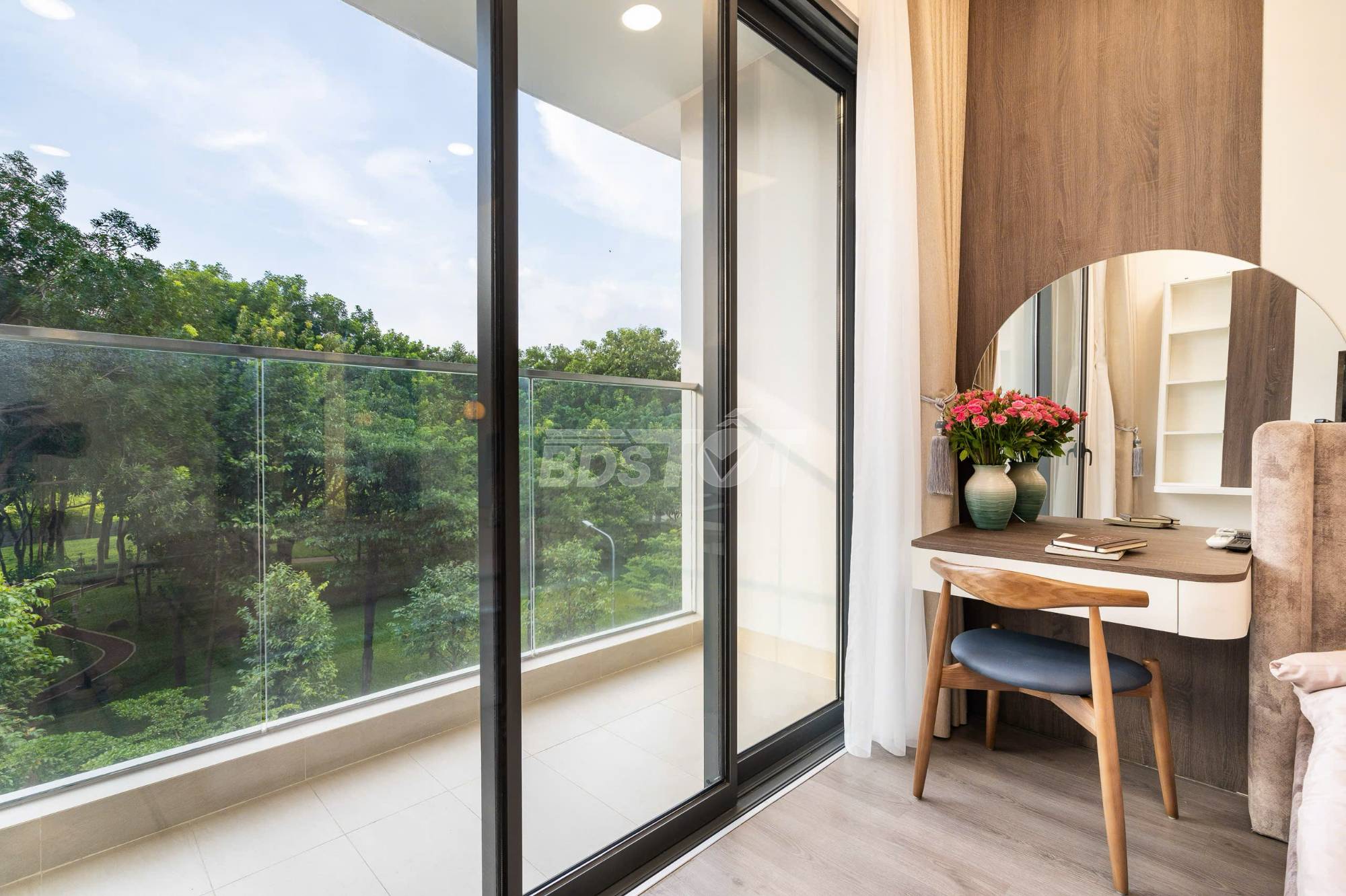 Ban công của căn hộ chung cư 3 phòng ngủ, 121m2, nội thất đầy đủ cho thuê tại Celadon City