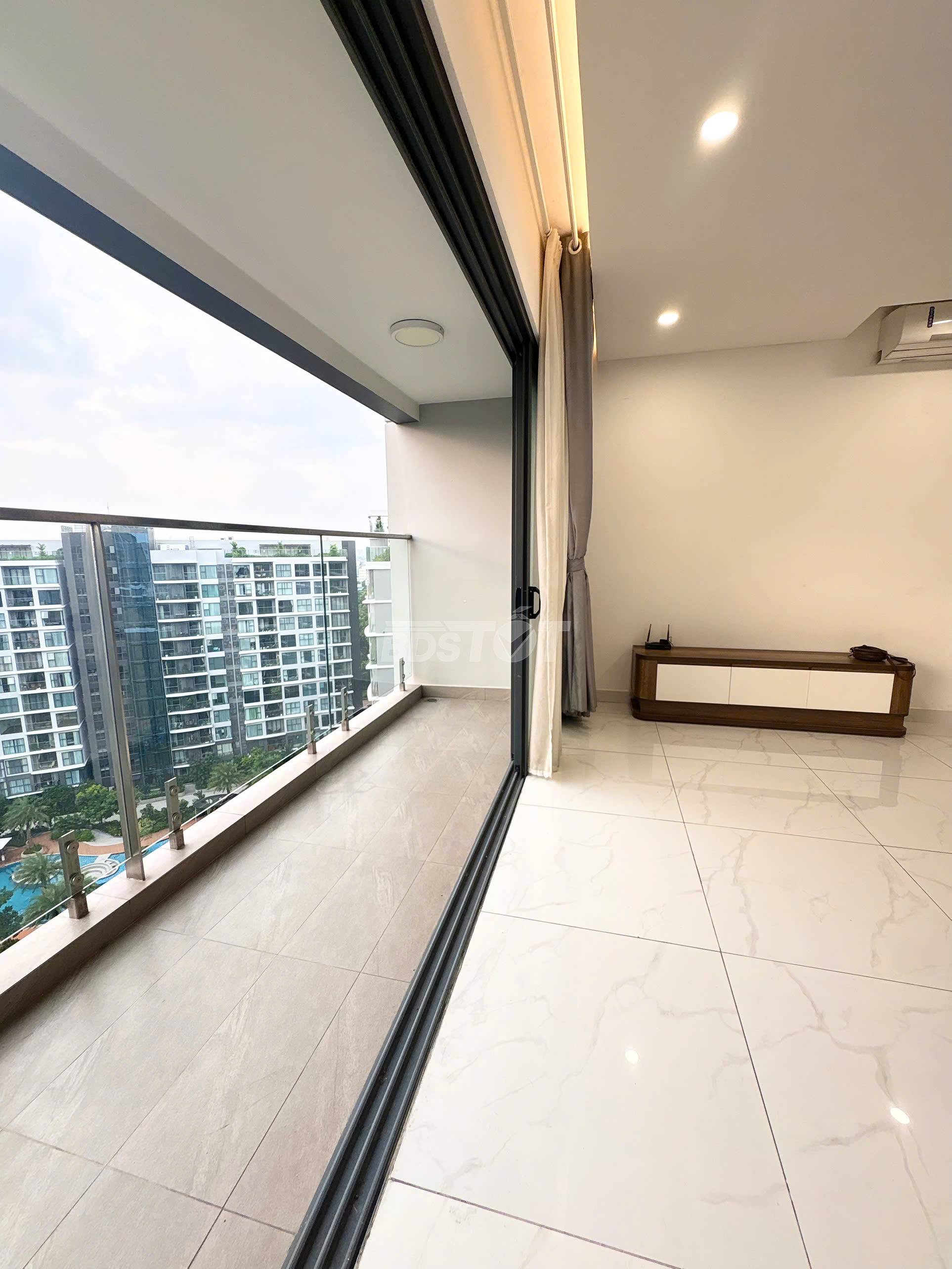 Ban công của căn hộ chung cư 3 phòng ngủ, 118m2, nội thất đầy đủ cho thuê tại Celadon City