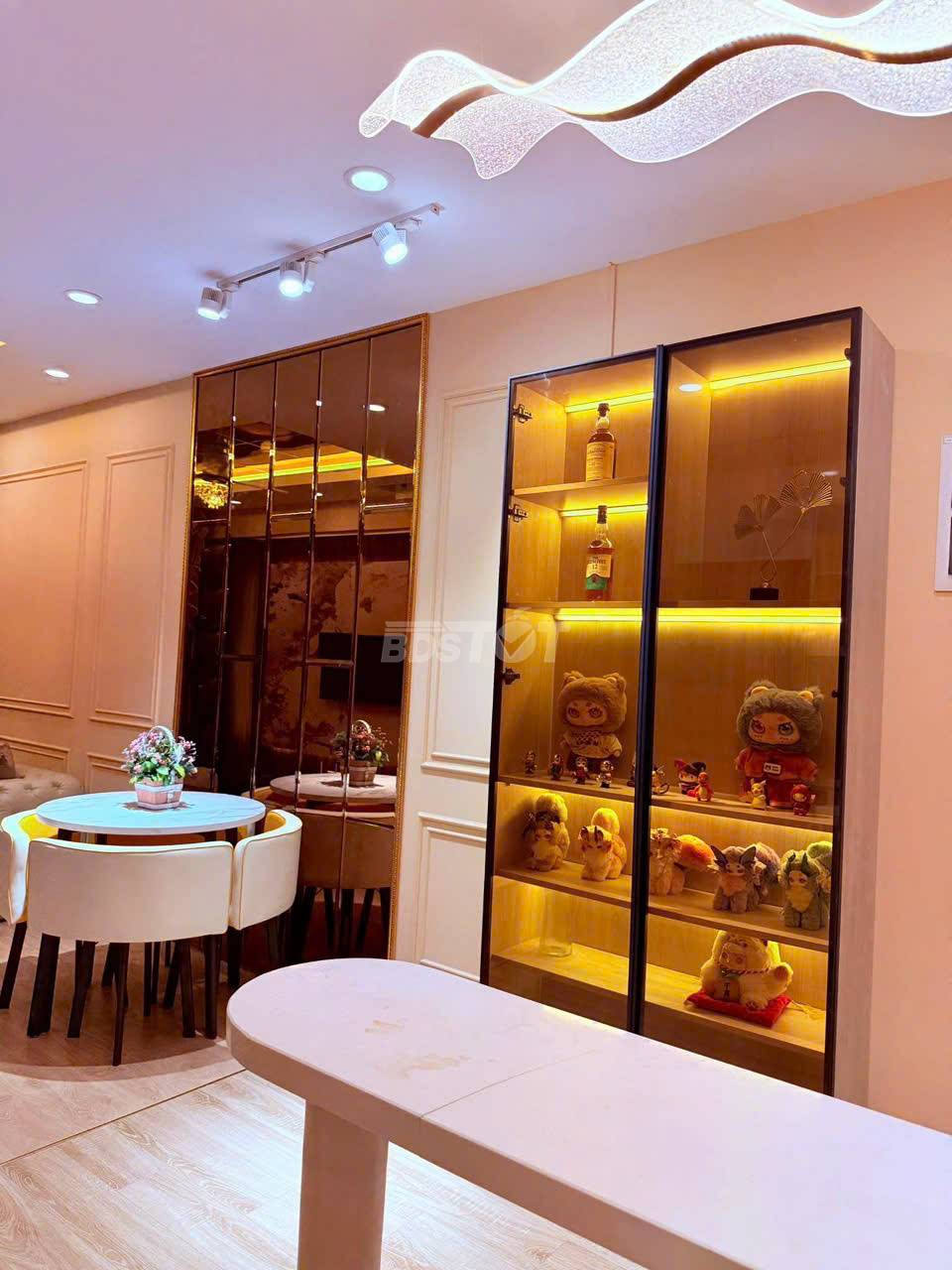 Phòng khách của căn hộ chung cư tại Emerald Precinct, Celadon City