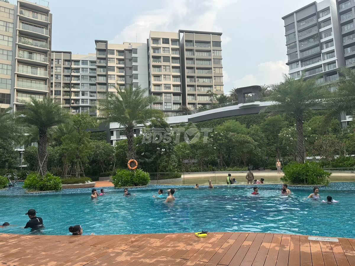 Hồ bơi và biển nhân tạo nội khu Diamond Centery Celadon City