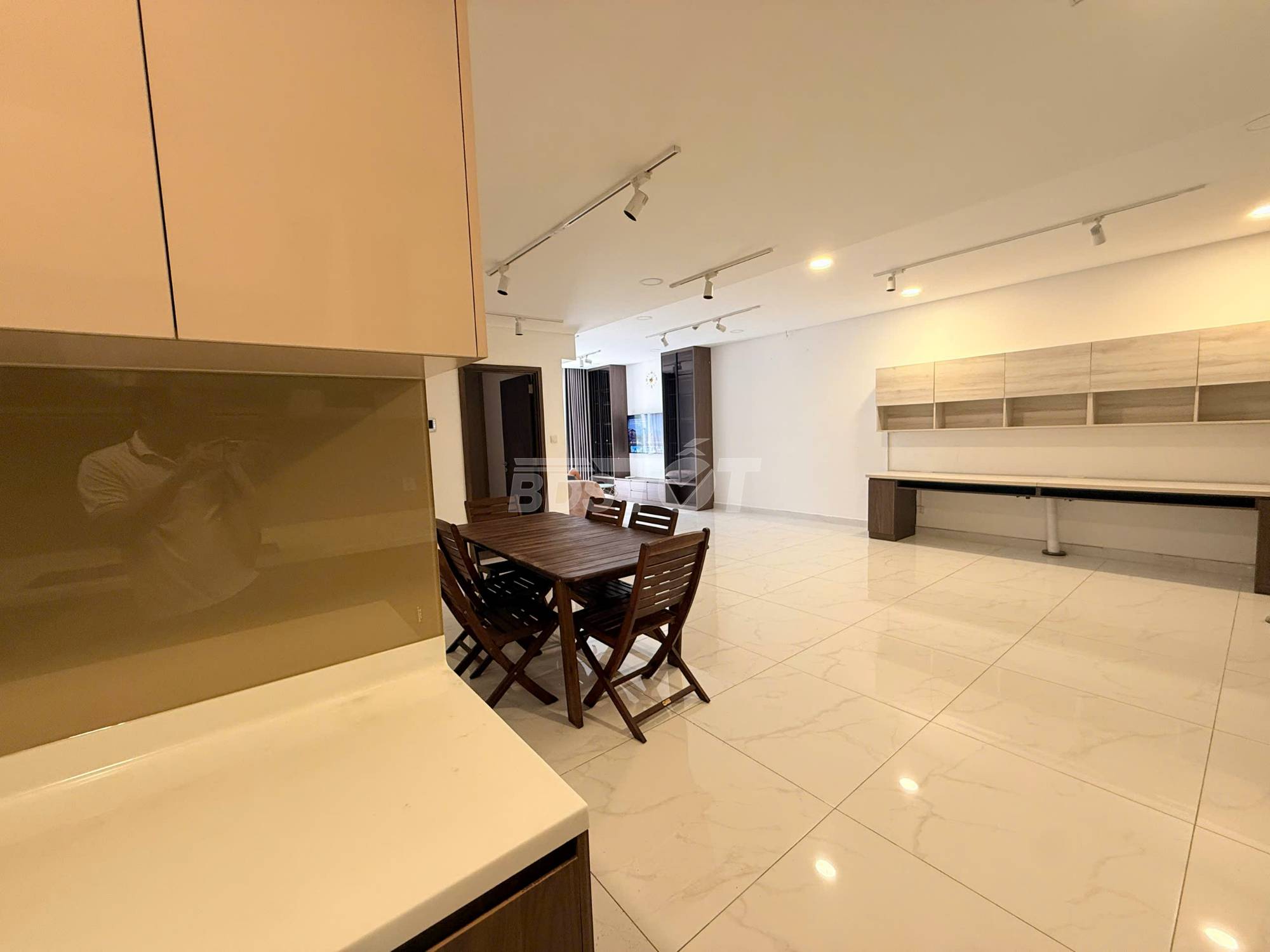 Khu bếp của căn hộ chung cư 2 phòng ngủ, 112m2, nội thất đầy đủ cho thuê tại Celadon City