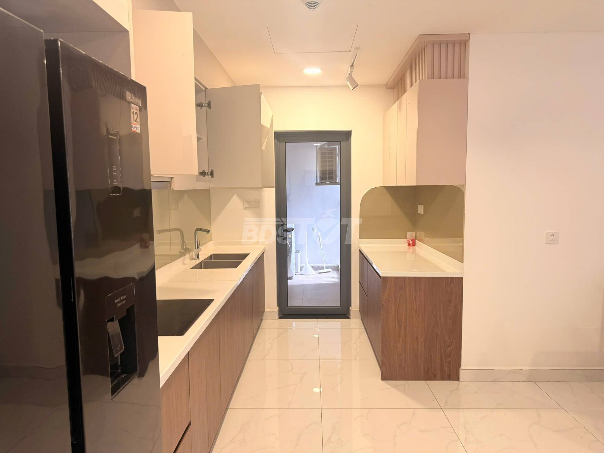 Khu bếp của căn hộ chung cư 2 phòng ngủ, 112m2, nội thất đầy đủ cho thuê tại Celadon City