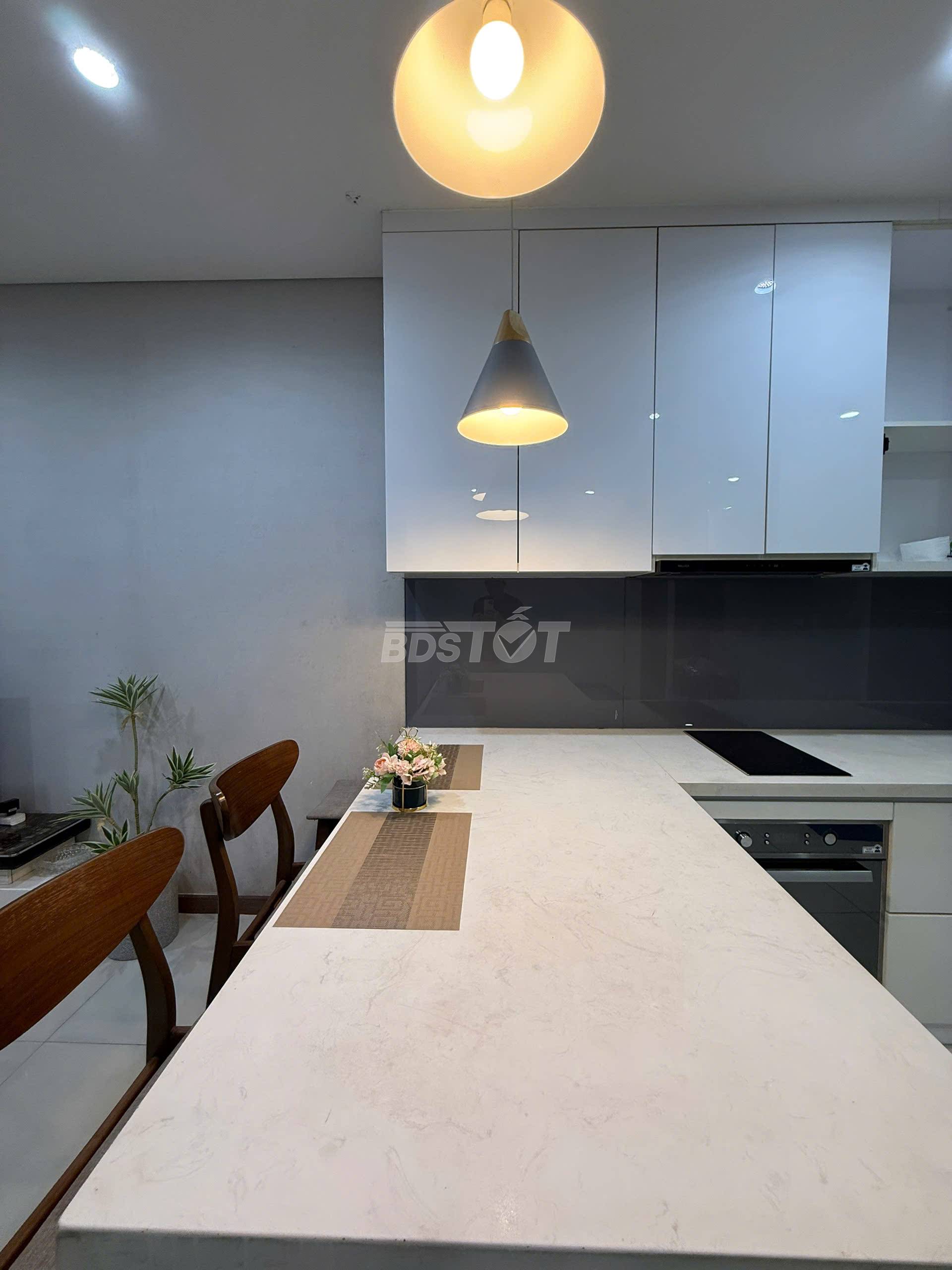 Khu bếp của căn hộ chung cư 2 phòng ngủ, 65m2, nội thất đầy đủ cho thuê tại Richstar Residence