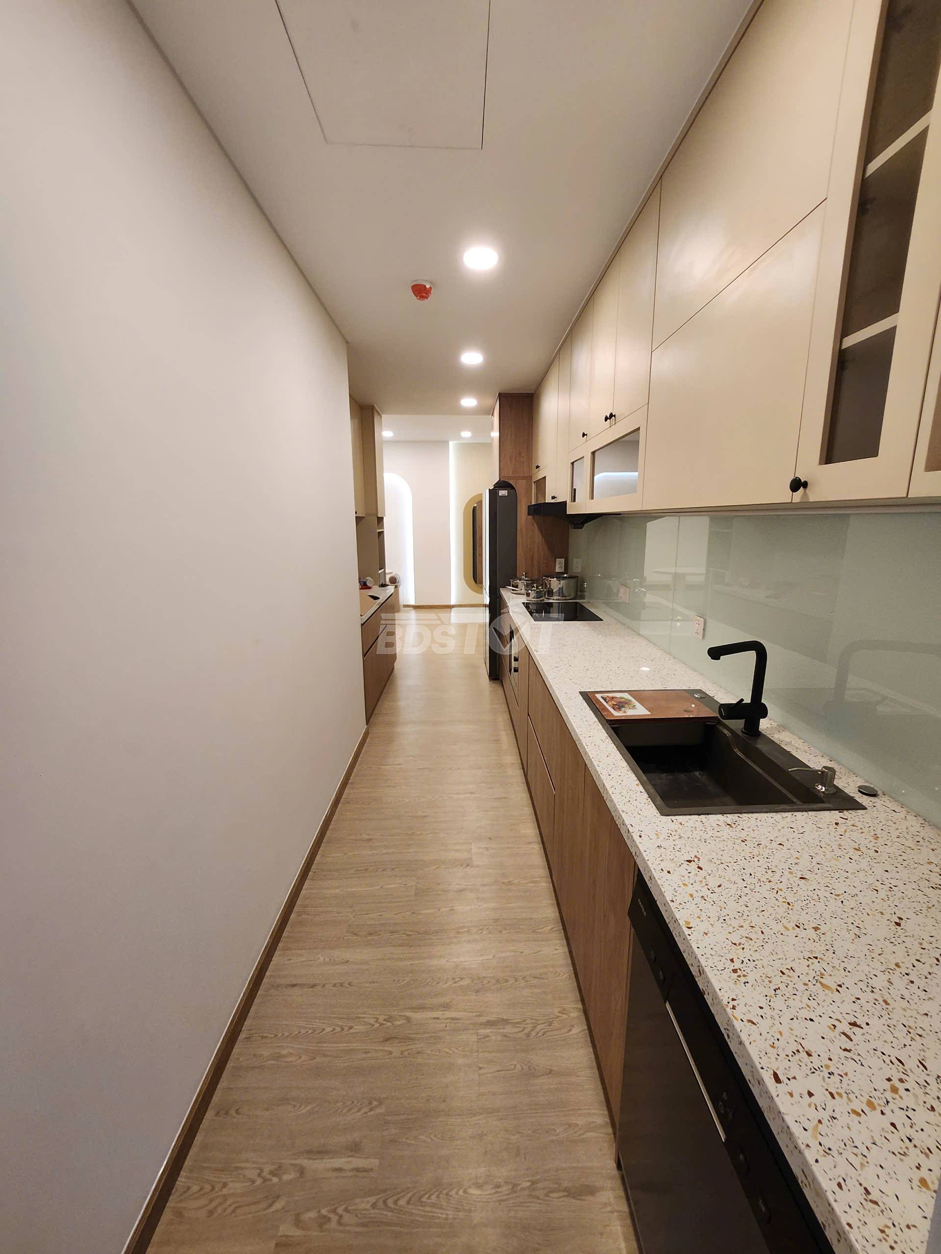 Khu bếp của căn hộ chung cư 2 phòng ngủ, 85m2, nội thất đầy đủ bán tại Celadon City