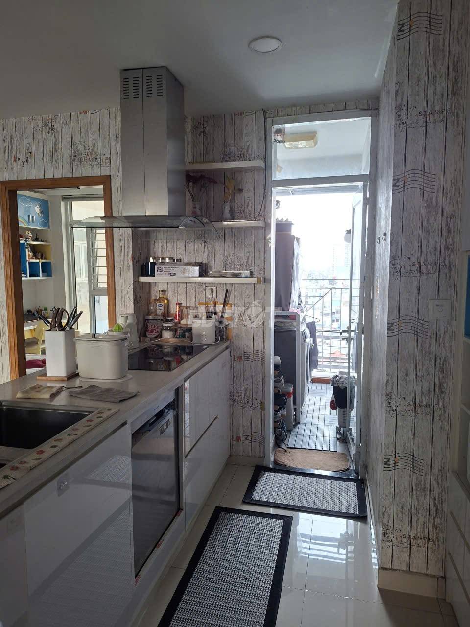 Khu bếp của căn hộ chung cư 2 phòng ngủ, 94m2, nội thất đầy đủ bán tại Valeo Đầm Sen
