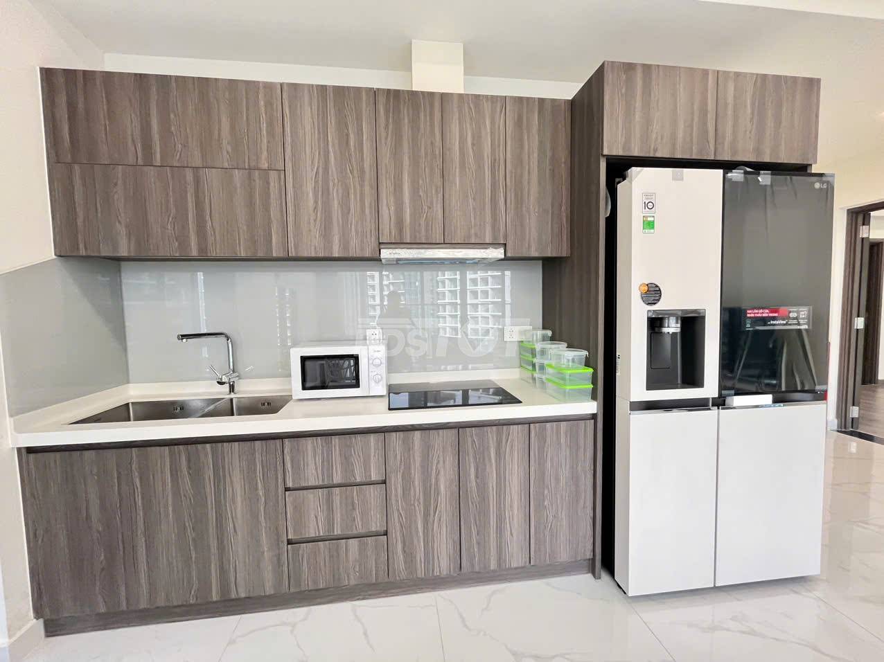 Khu bếp của căn hộ chung cư 3 phòng ngủ, 121m2, nội thất đầy đủ cho thuê tại Celadon City