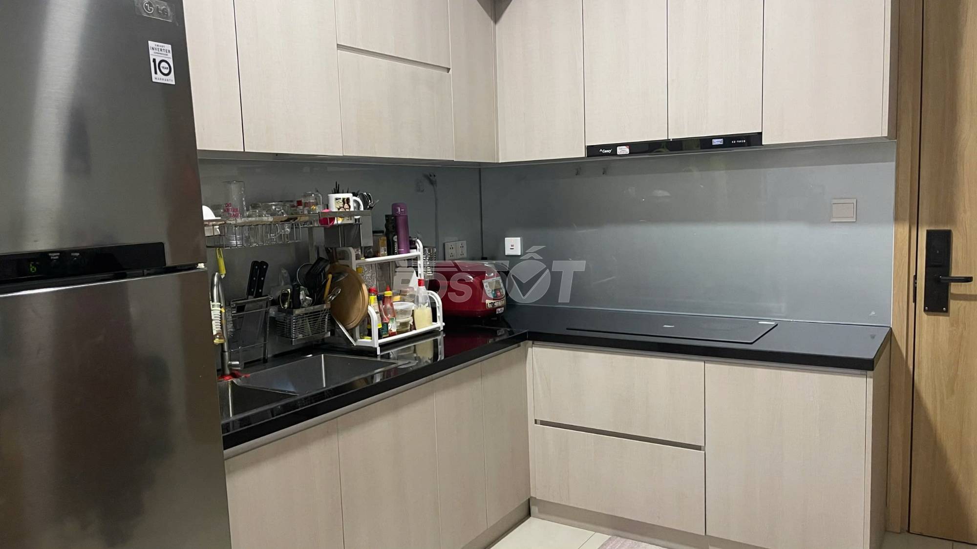 Khu bếp của căn hộ chung cư tại Emerald Precinct, Celadon City