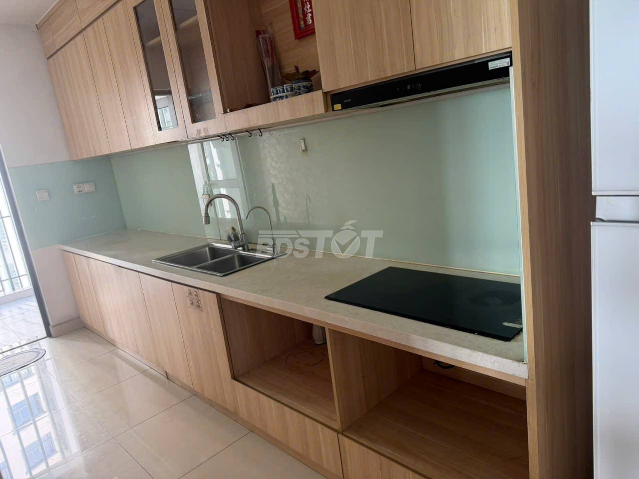 Khu bếp của căn hộ chung cư tại Emerald Precinct, Celadon City