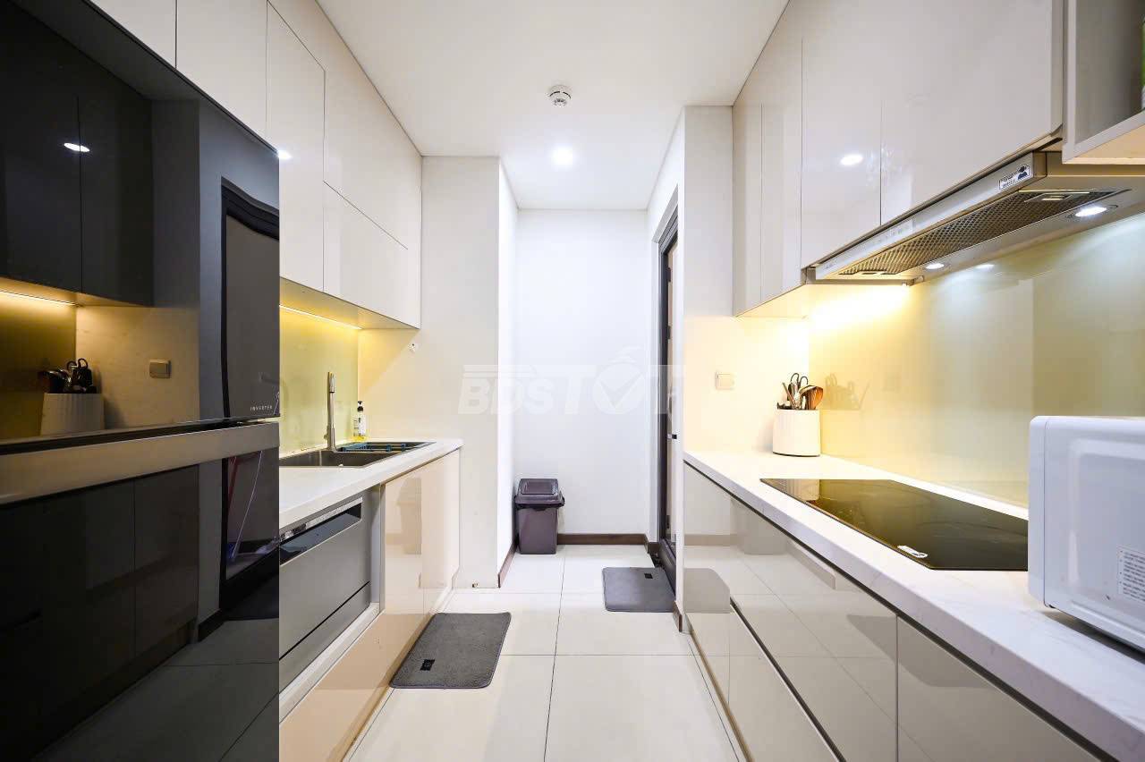 Khu bếp của căn hộ chung cư 1 phòng ngủ, 57m2, nội thất đầy đủ cho thuê tại Hà Đô Centrosa Garden
