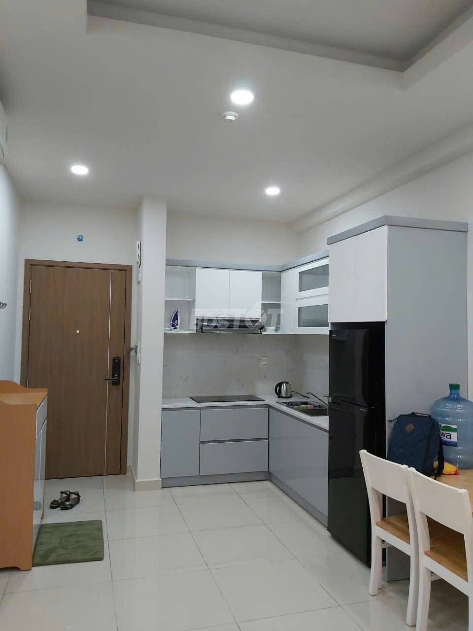 Khu bếp với tủ bếp trên và tủ bếp dưới của căn hộ chung cư 2 phòng ngủ 65m2 nội thất đầy đủ bán tại Richstar 1, Richstar Residence