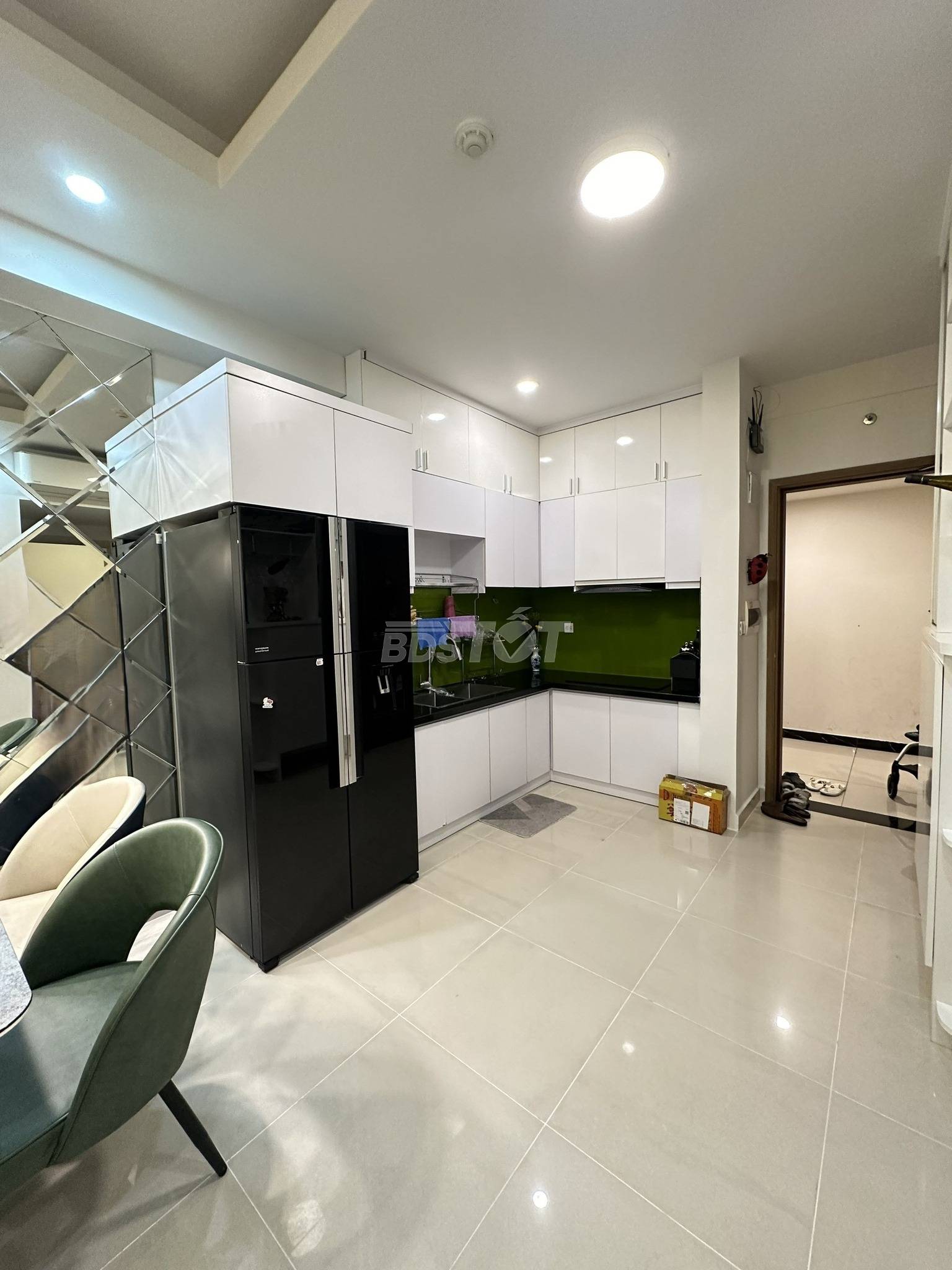 Khu bếp của căn hộ chung cư 2 phòng ngủ, 63m2, nội thất đầy đủ cho thuê tại Richstar Residence
