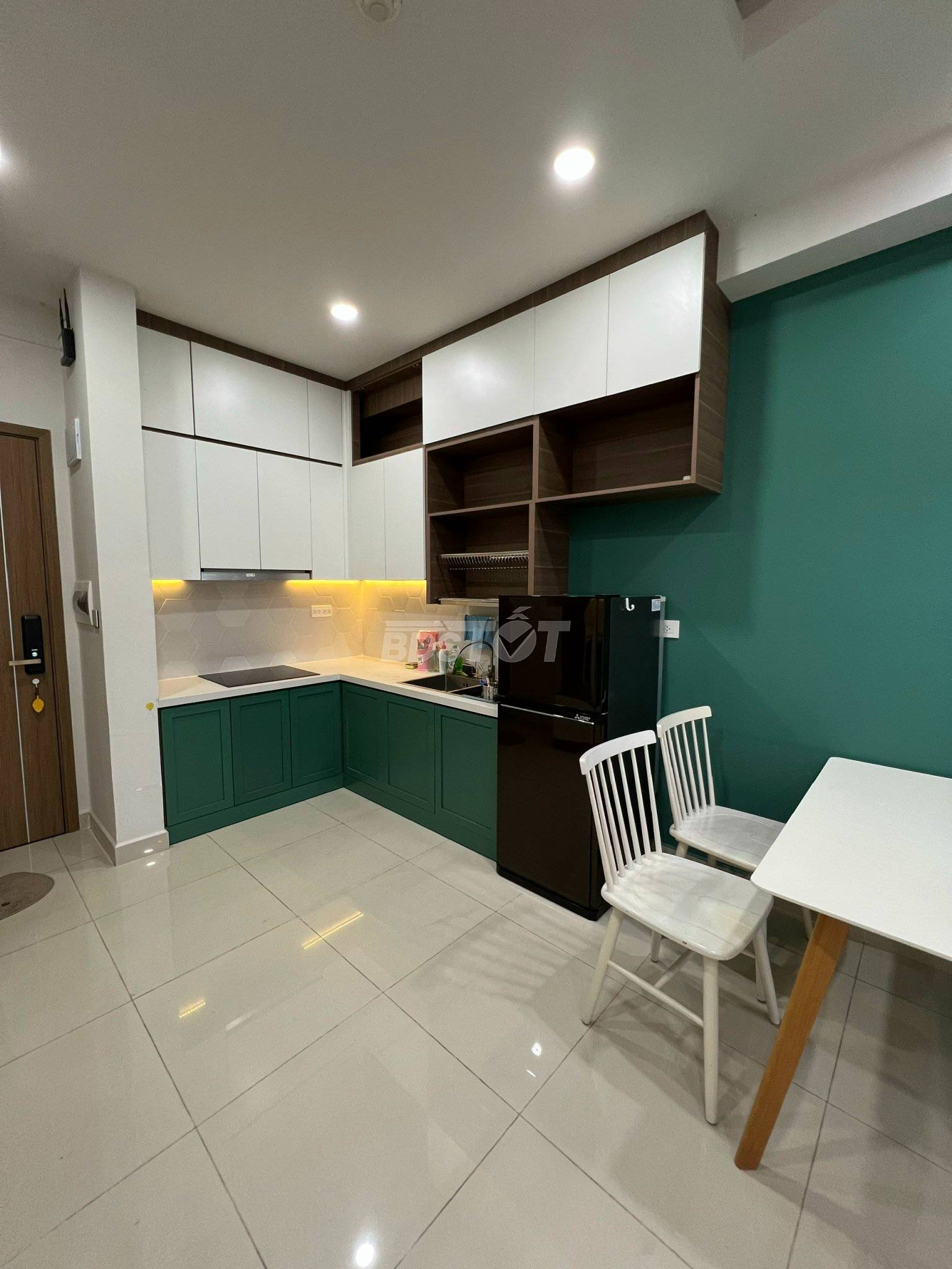 Khu bếp của căn hộ chung cư 2 phòng ngủ, 65m2, nội thất đầy đủ cho thuê tại Richstar Residence