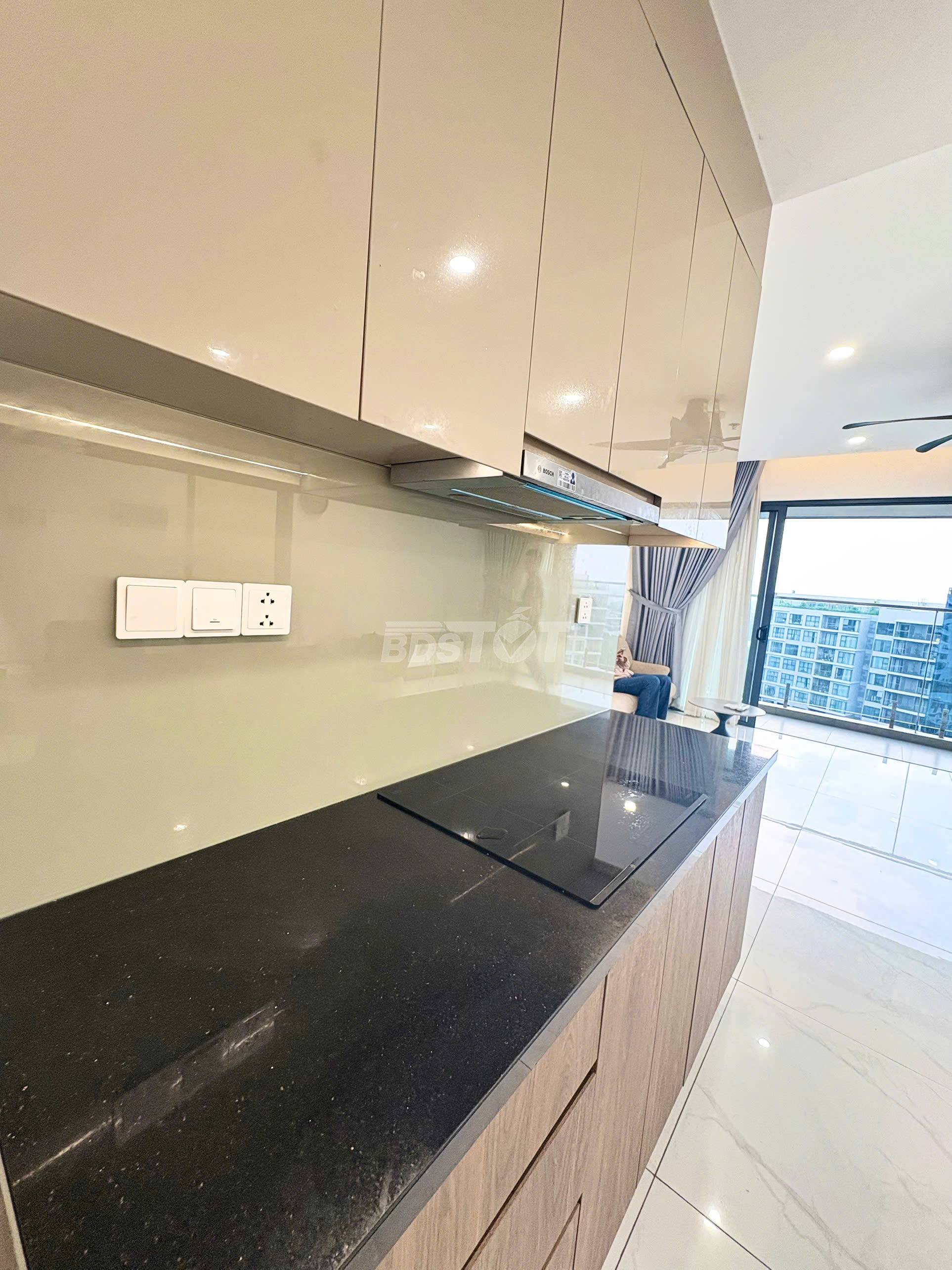 Khu bếp của căn hộ chung cư 3 phòng ngủ, 118m2, nội thất đầy đủ cho thuê tại Celadon City