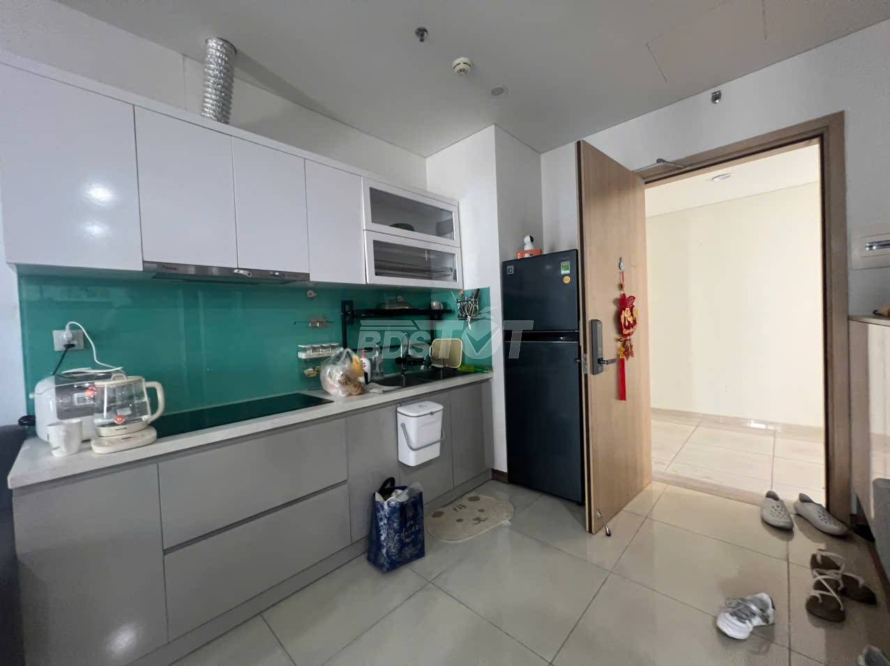 Khu bếp với tủ bếp trên và tủ bếp dưới của căn hộ chung cư tại Chung cư cao tầng, Hà Đô Centrosa Garden