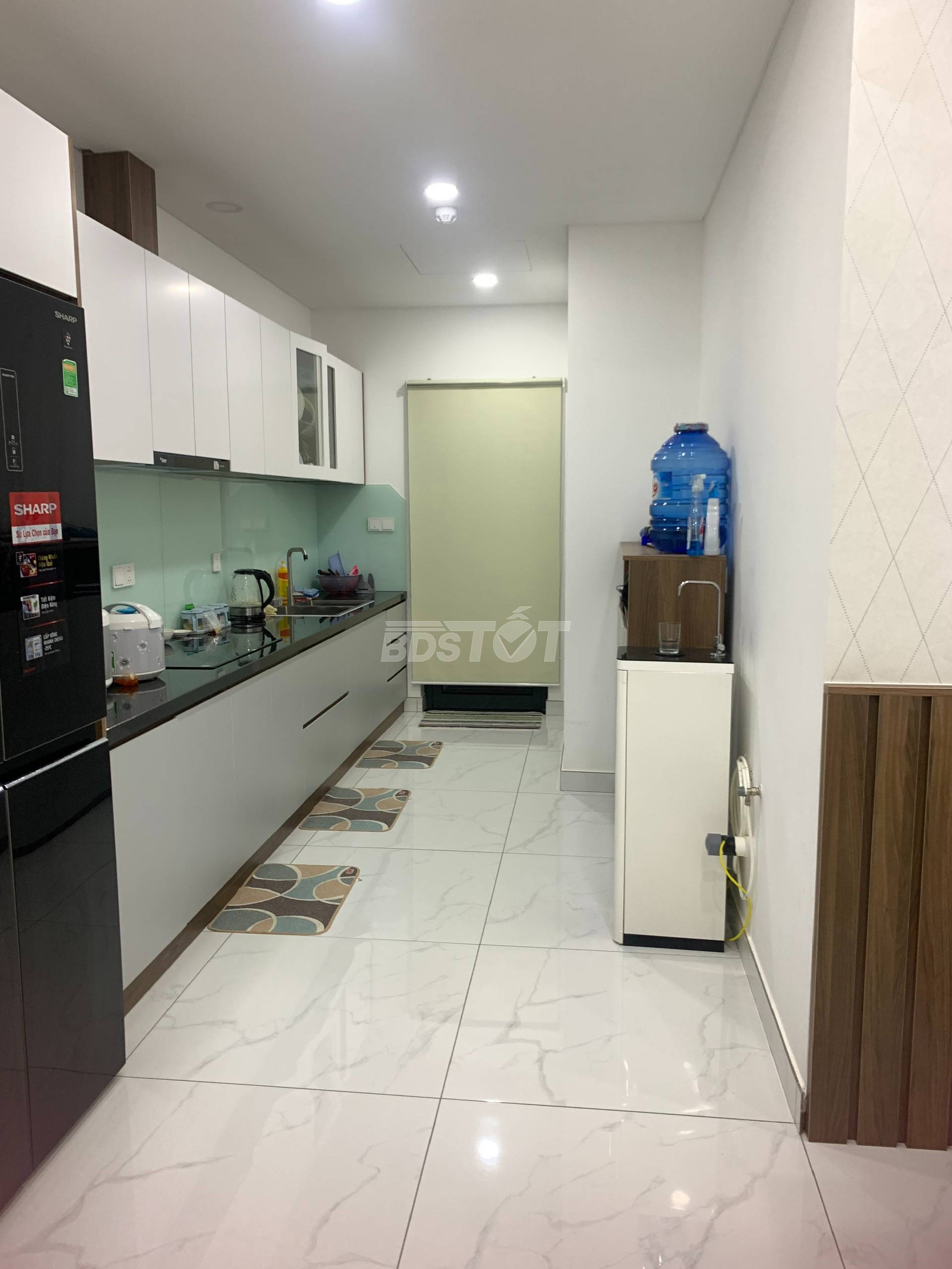 Khu bếp với tủ bếp trên và tủ bếp dưới của căn hộ chung cư tại Emerald Precinct, Celadon City