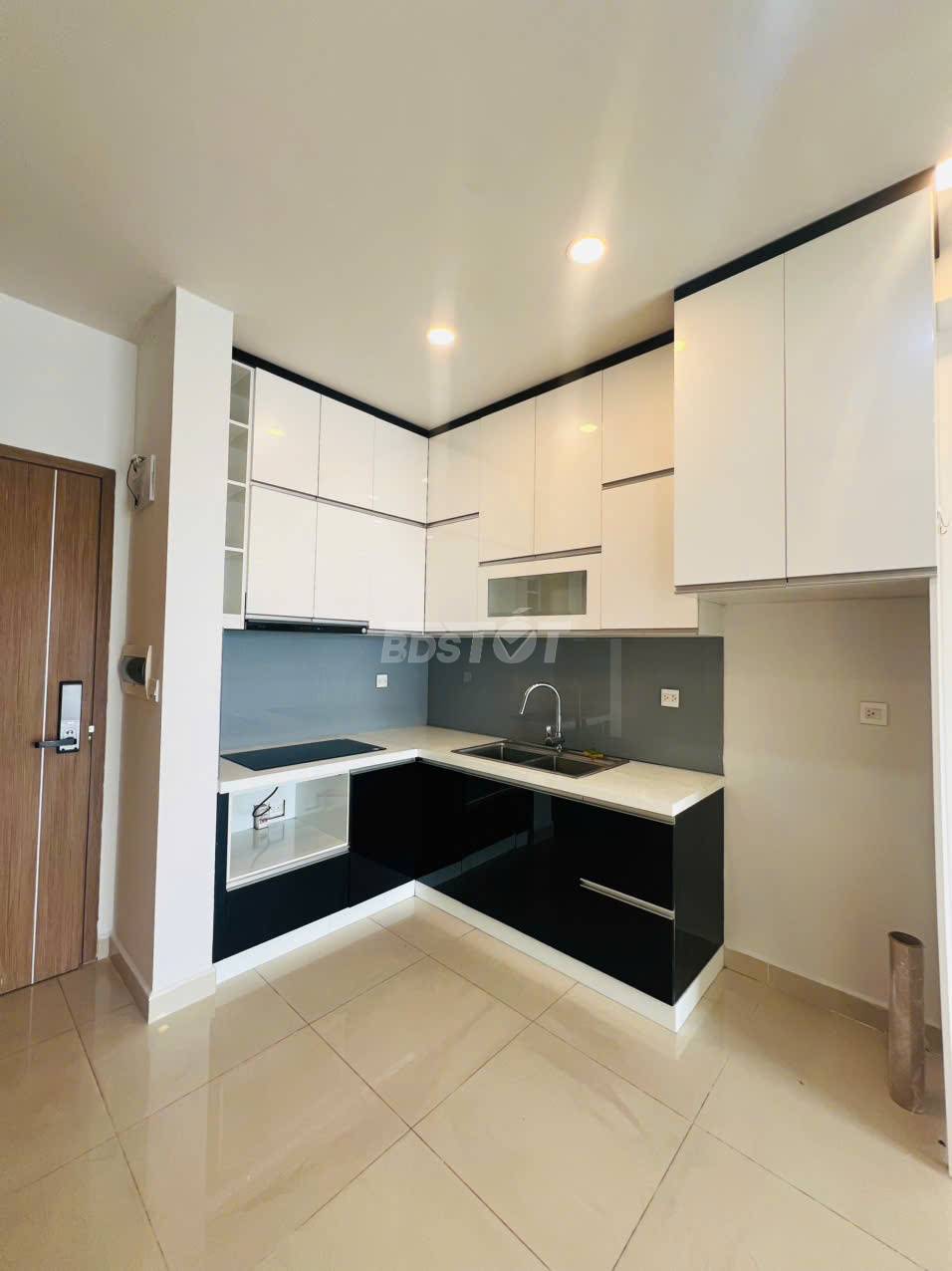 Khu bếp với tủ bếp trên và tủ bếp dưới của căn hộ chung cư tại Richstar 1, Richstar Residence