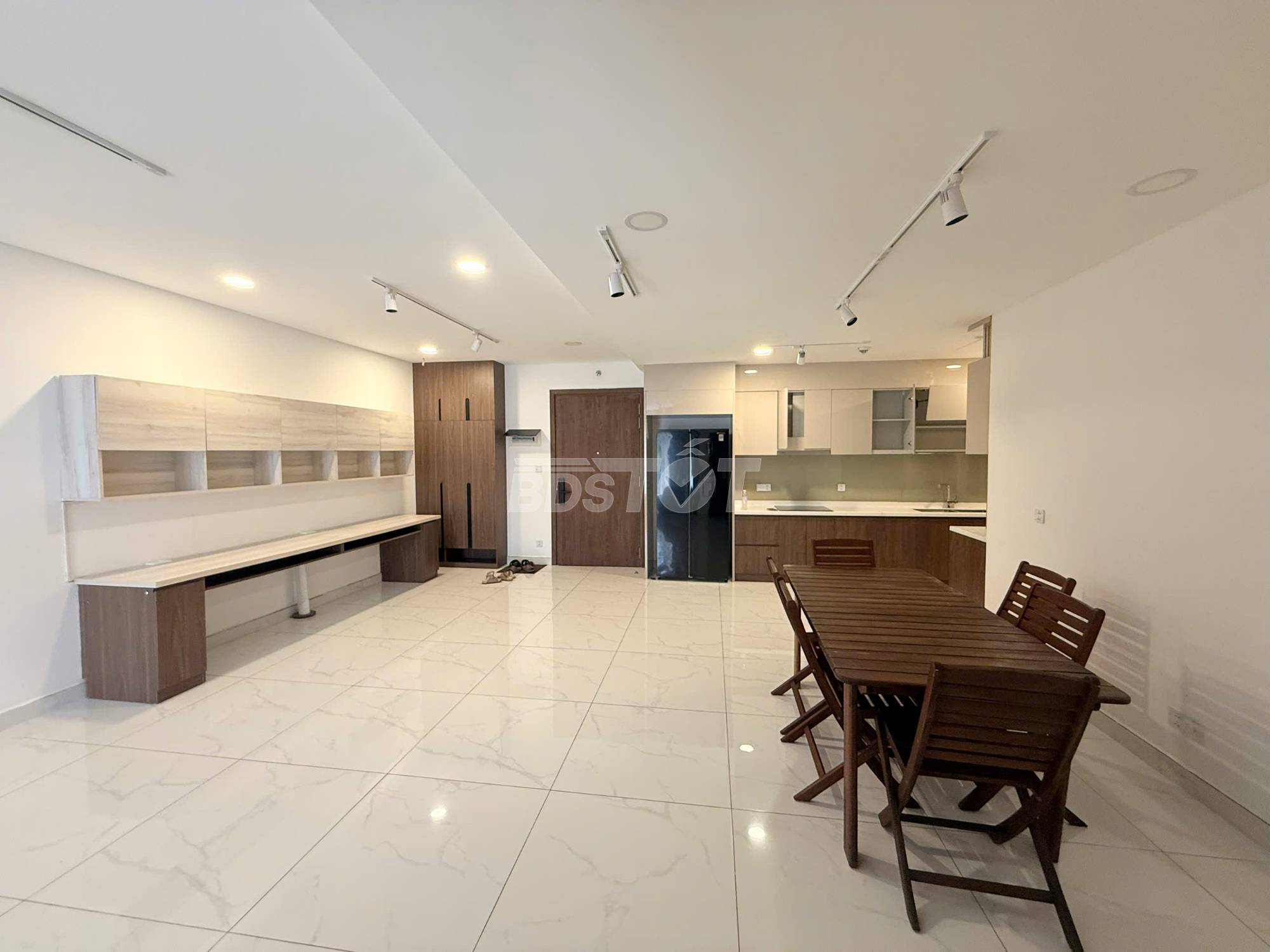 Khu vực bàn ăn của căn hộ chung cư 2 phòng ngủ, 112m2, nội thất đầy đủ cho thuê tại Celadon City