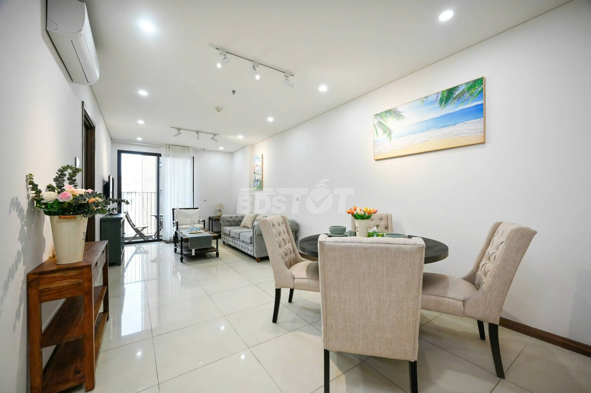 Khu vực bàn ăn của căn hộ chung cư 2 phòng ngủ, 86m2, nội thất đầy đủ cho thuê tại Hà Đô Centrosa Garden