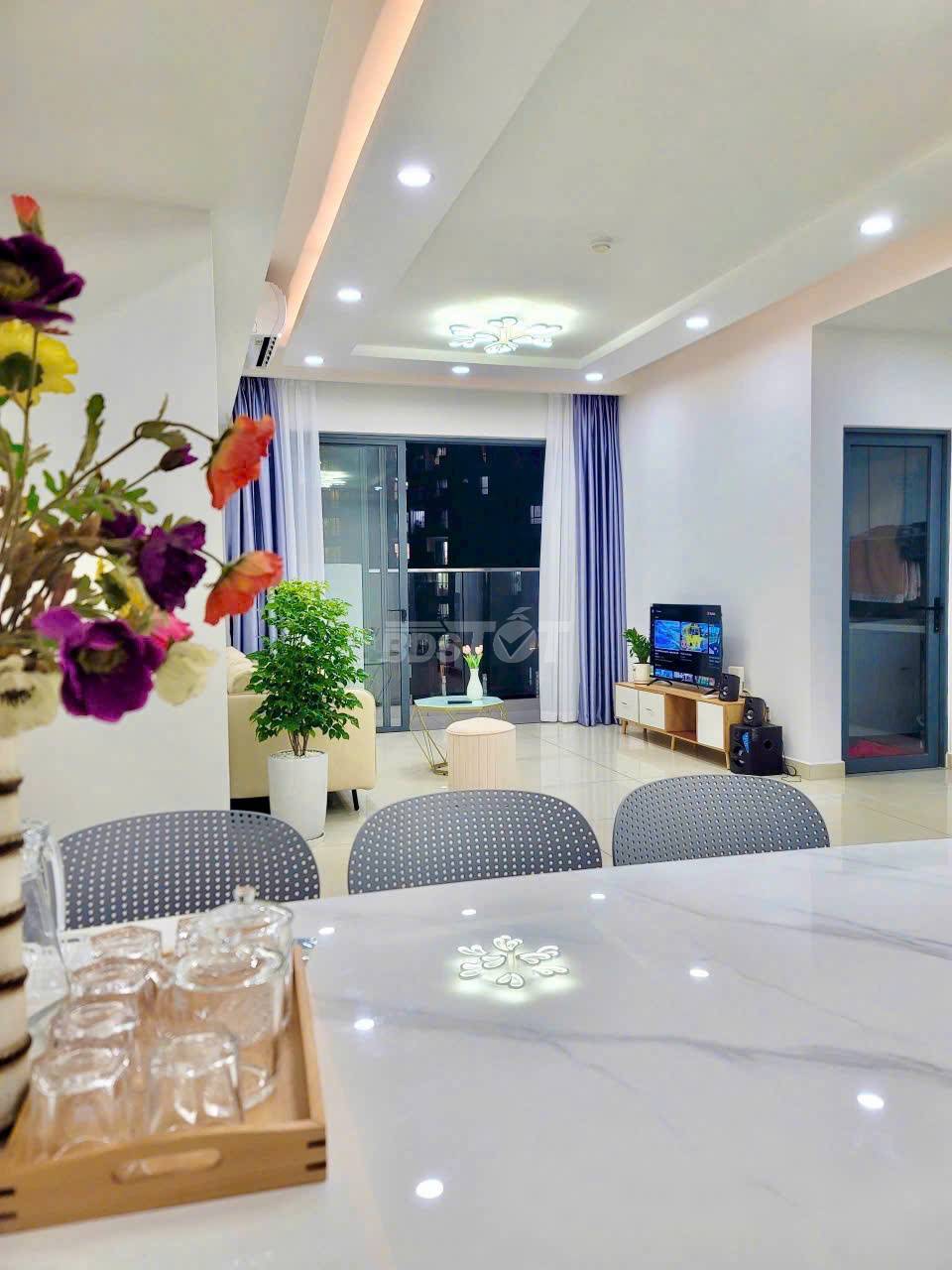 Khu vực bàn ăn của căn hộ chung cư 3 phòng ngủ, 104m2, nội thất đầy đủ cho thuê tại Celadon City