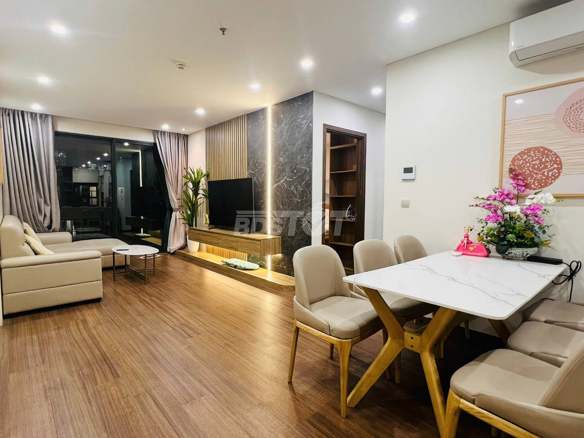 Khu vực bàn ăn của căn hộ chung cư tại Chung cư cao tầng, Hà Đô Centrosa Garden