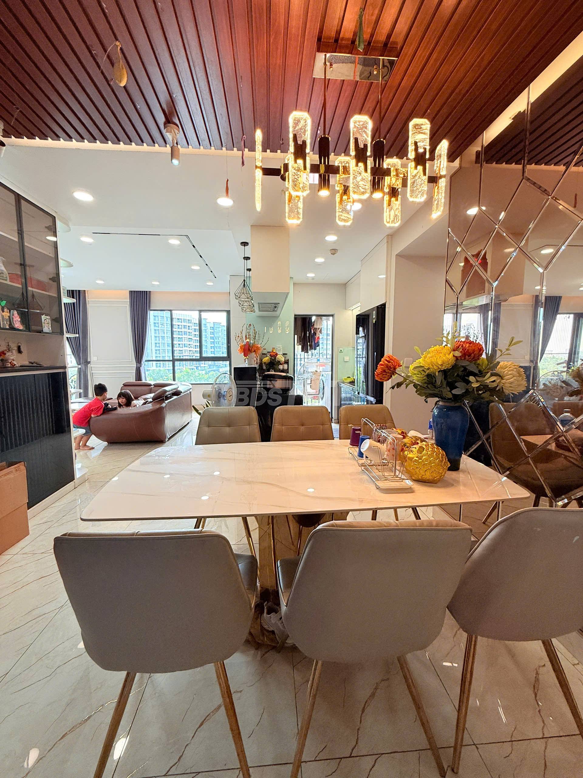 Khu vực bàn ăn của căn hộ chung cư tại Emerald Precinct, Celadon City