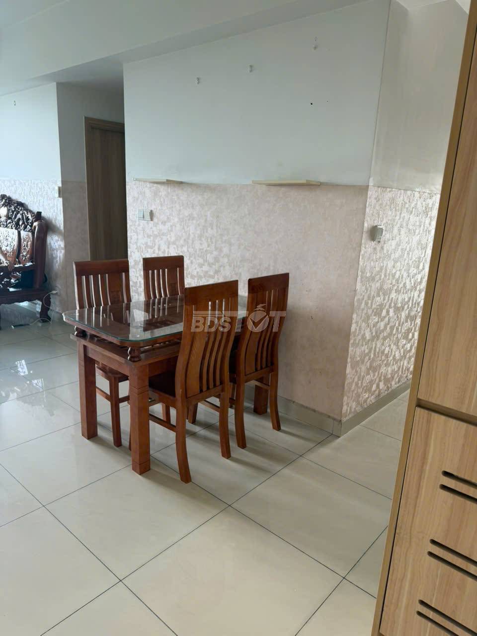 Khu vực bàn ăn của căn hộ chung cư tại Emerald Precinct, Celadon City