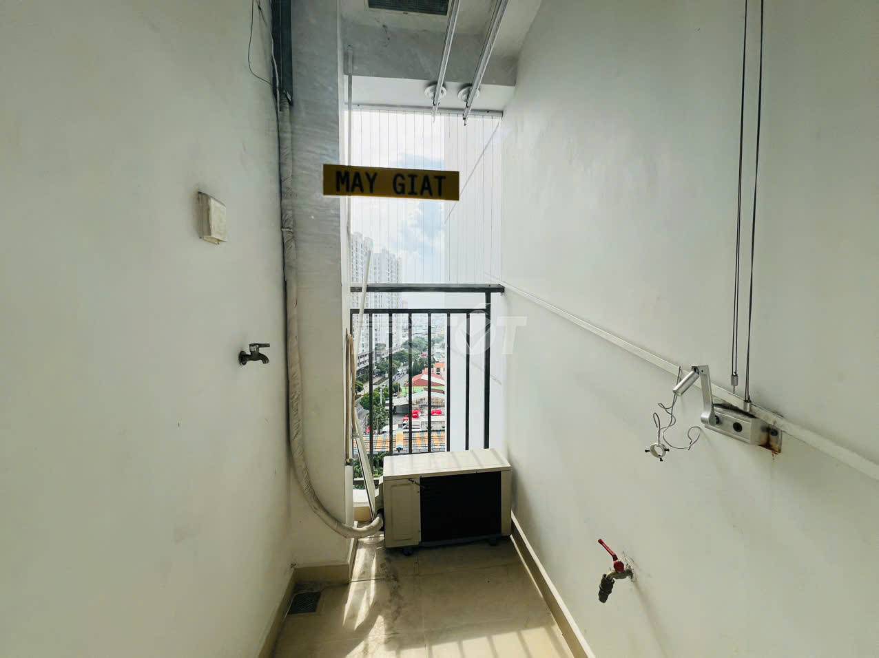 Lô gia của căn hộ chung cư 2 phòng ngủ, 65m2, nội thất đầy đủ cho thuê tại Richstar Residence