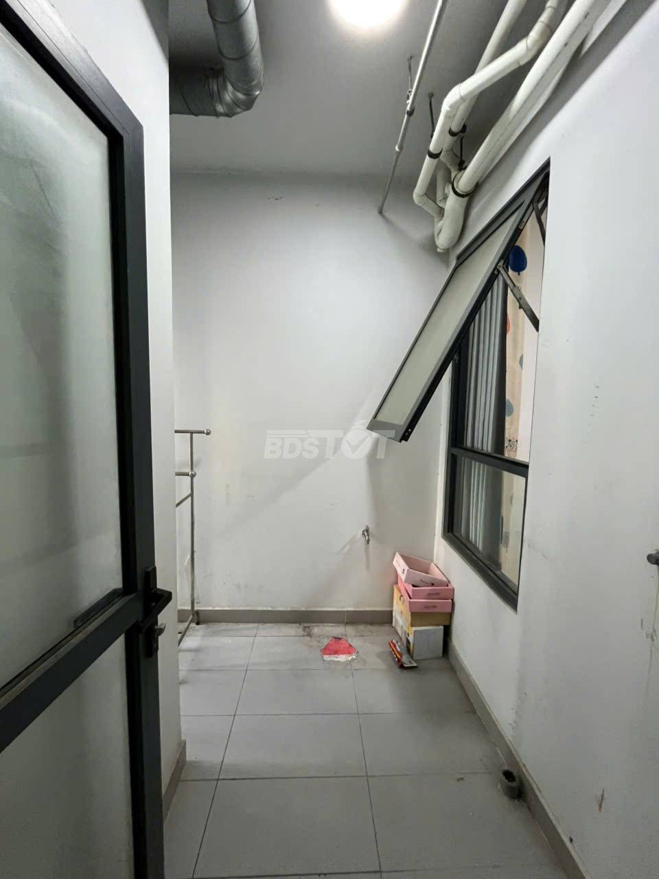 Lô gia của căn hộ chung cư 2 phòng ngủ, 71m2, nội thất đầy đủ bán tại Celadon City
