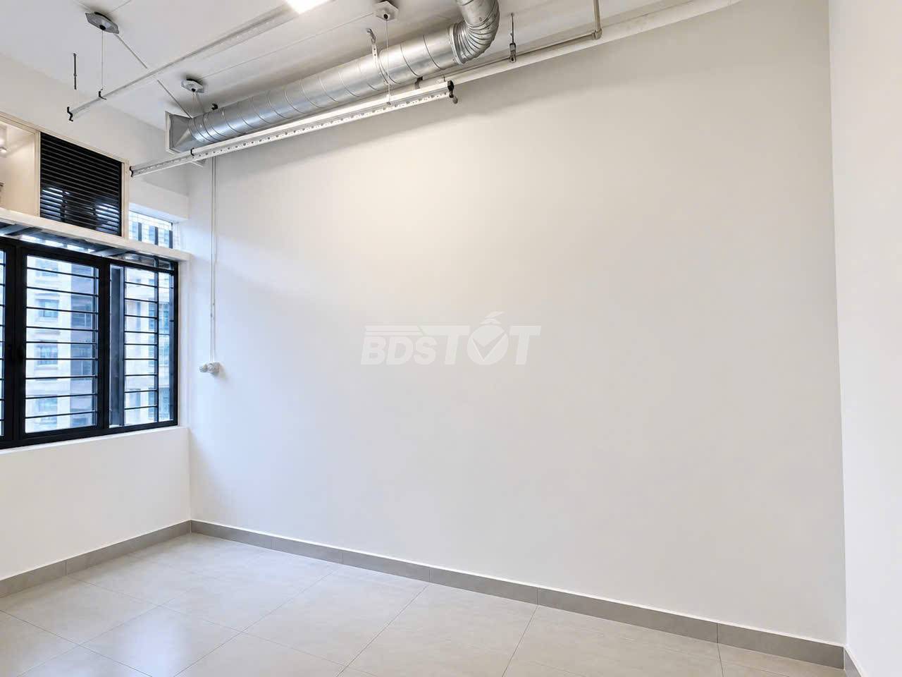 Lô gia của căn hộ chung cư 3 phòng ngủ, 106m2, nội thất cơ bản cho thuê tại Celadon City