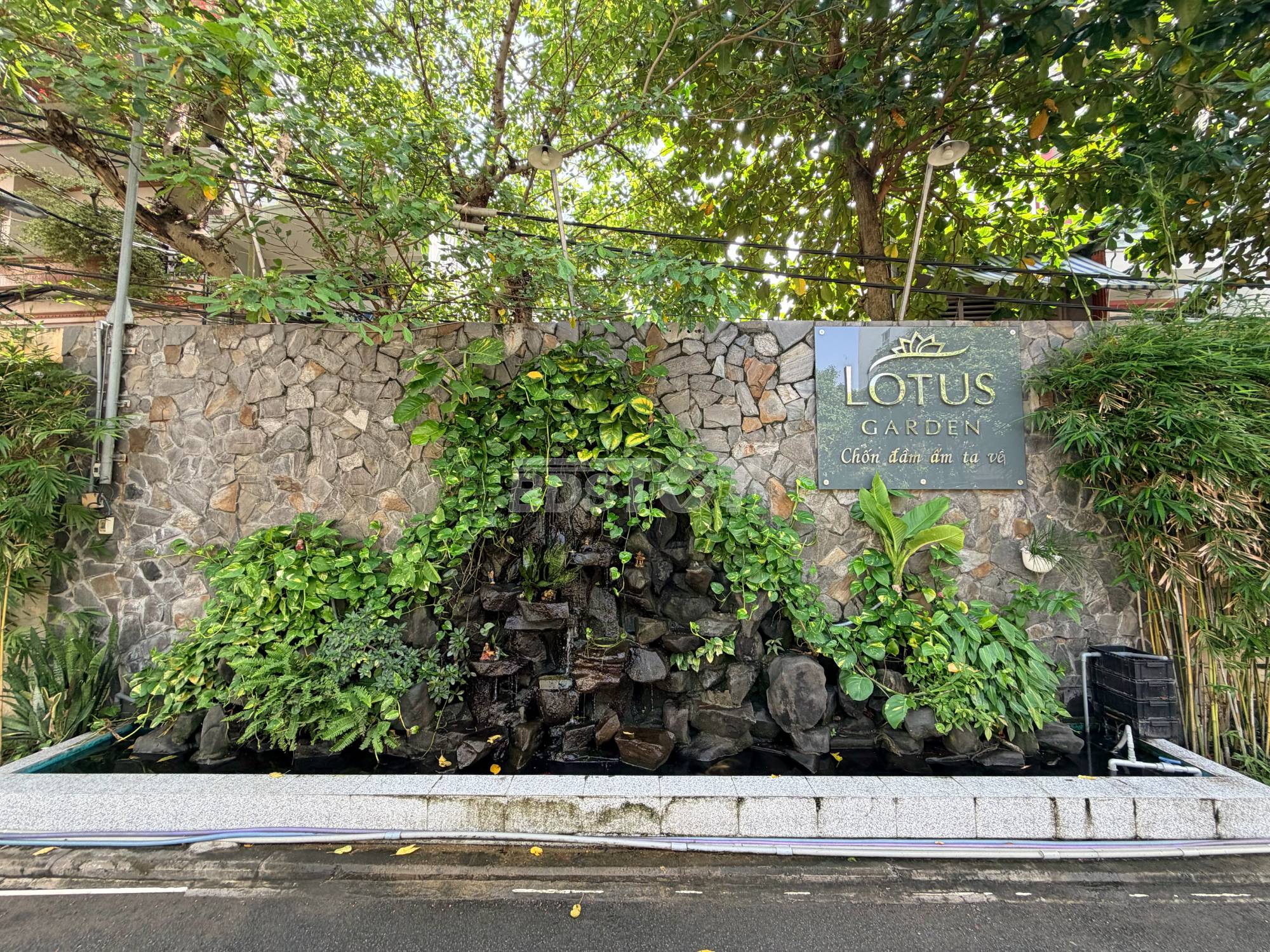 Mặt ngoài tòa nhà tại Sen Xanh – Lotus Garden
