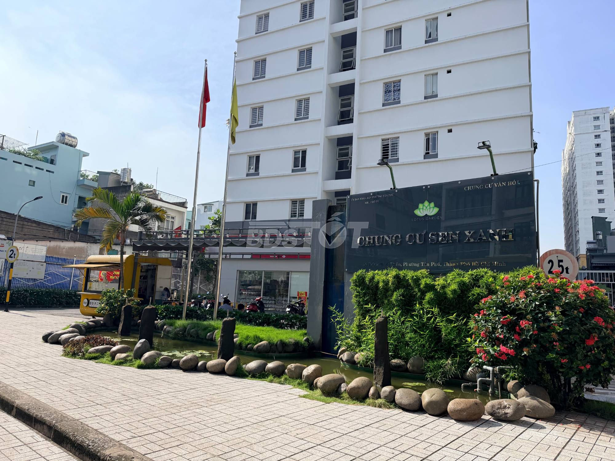 Mặt ngoài tòa nhà tại Sen Xanh – Lotus Garden