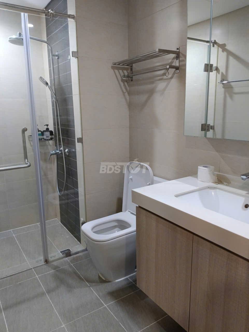 Nhà tắm của căn hộ chung cư 1 phòng ngủ, 60m2, nội thất đầy đủ cho thuê tại Hà Đô Centrosa Garden