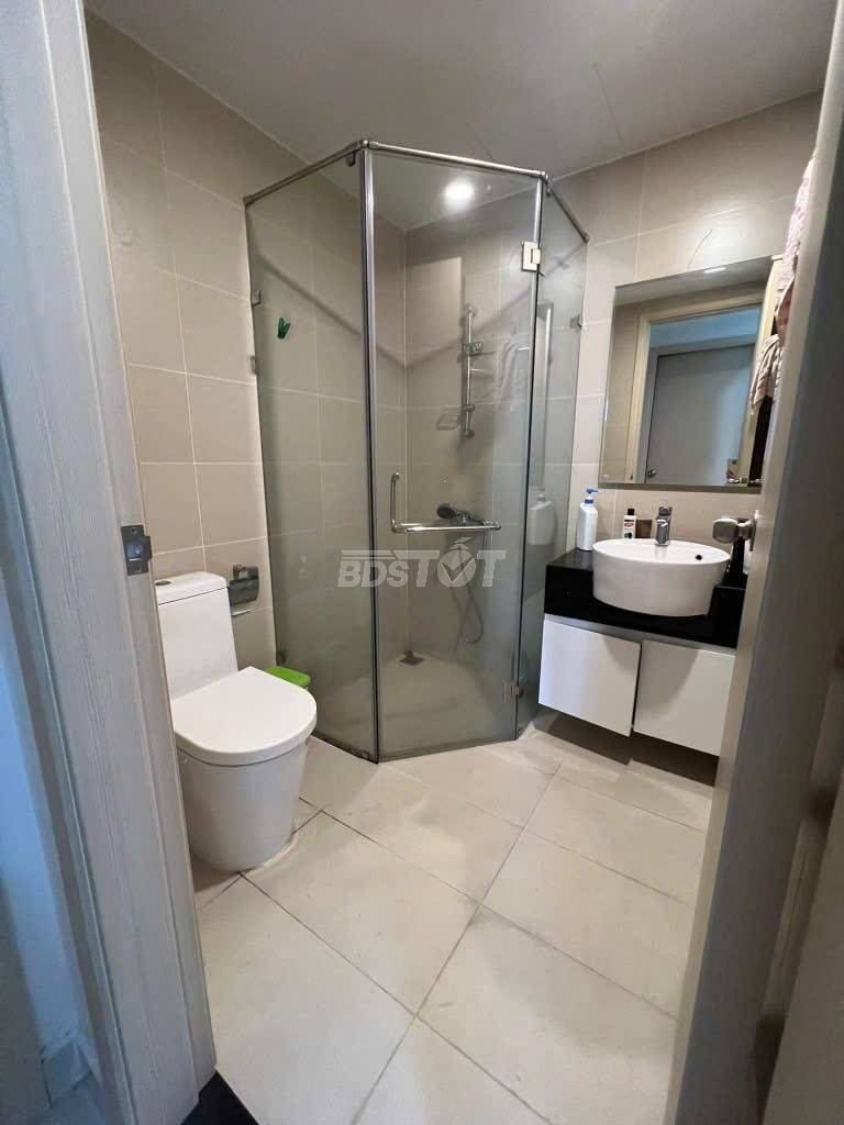 Nhà tắm của căn hộ chung cư 2 phòng ngủ, 65m2, nội thất đầy đủ cho thuê tại Richstar Residence