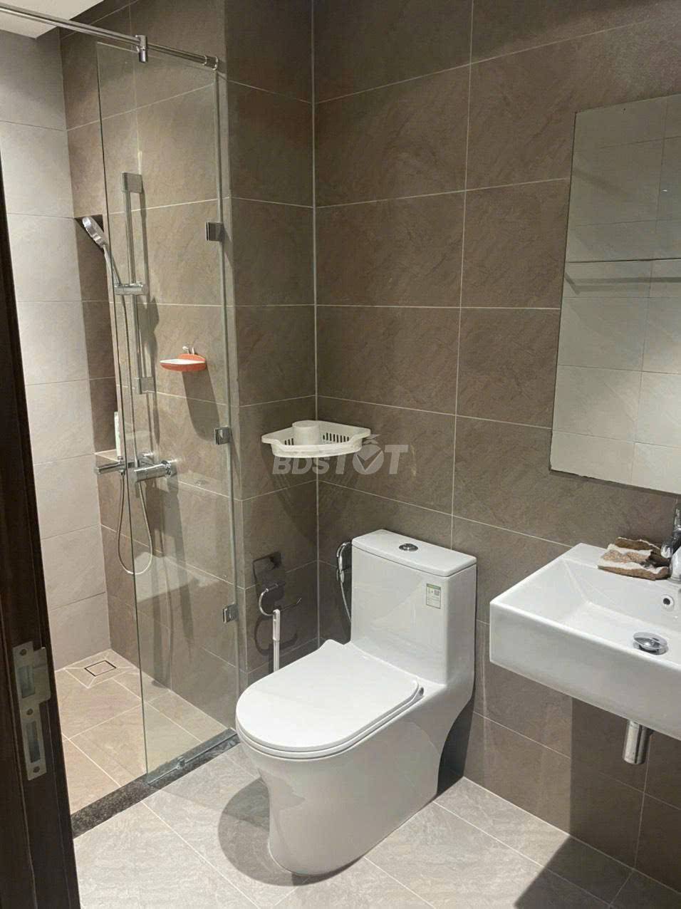 Nhà tắm của căn hộ chung cư 2 phòng ngủ, 96m2, nội thất đầy đủ cho thuê tại Celadon City