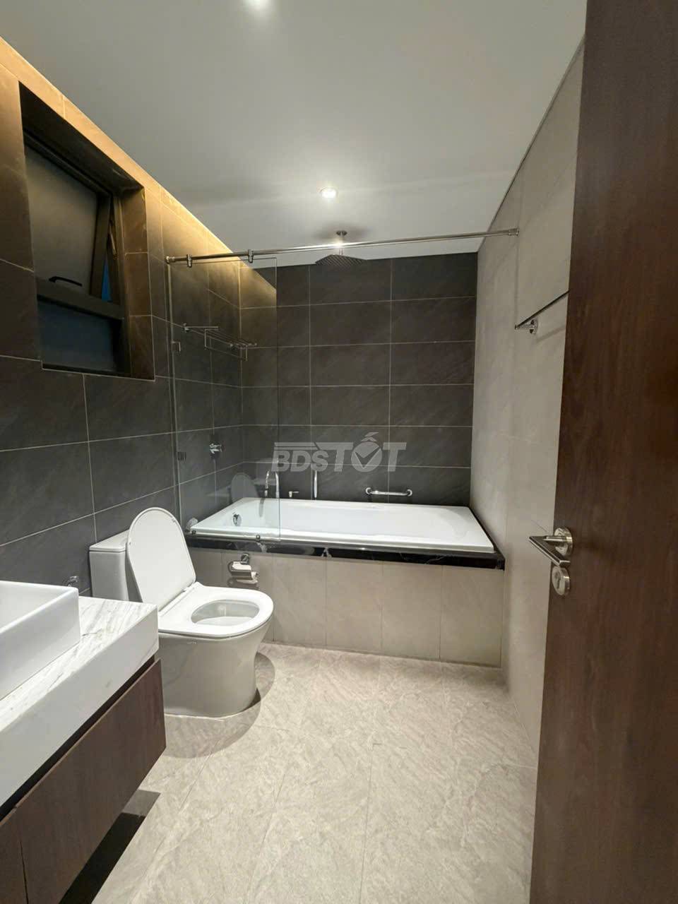 Nhà tắm của căn hộ chung cư 2 phòng ngủ, 98m2, nội thất đầy đủ cho thuê tại Celadon City