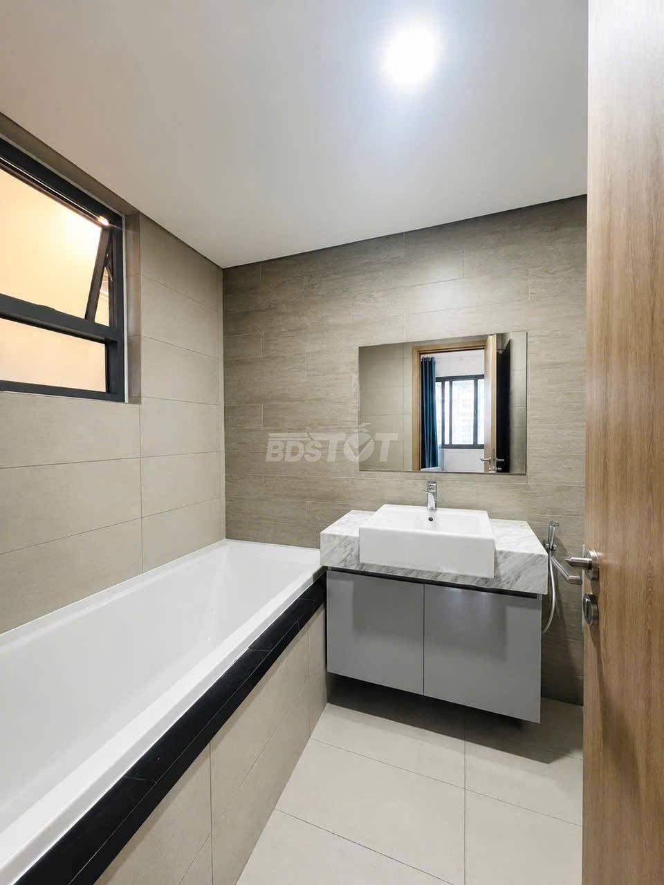 Nhà tắm của căn hộ chung cư 3 phòng ngủ, 106m2, nội thất cơ bản cho thuê tại Celadon City