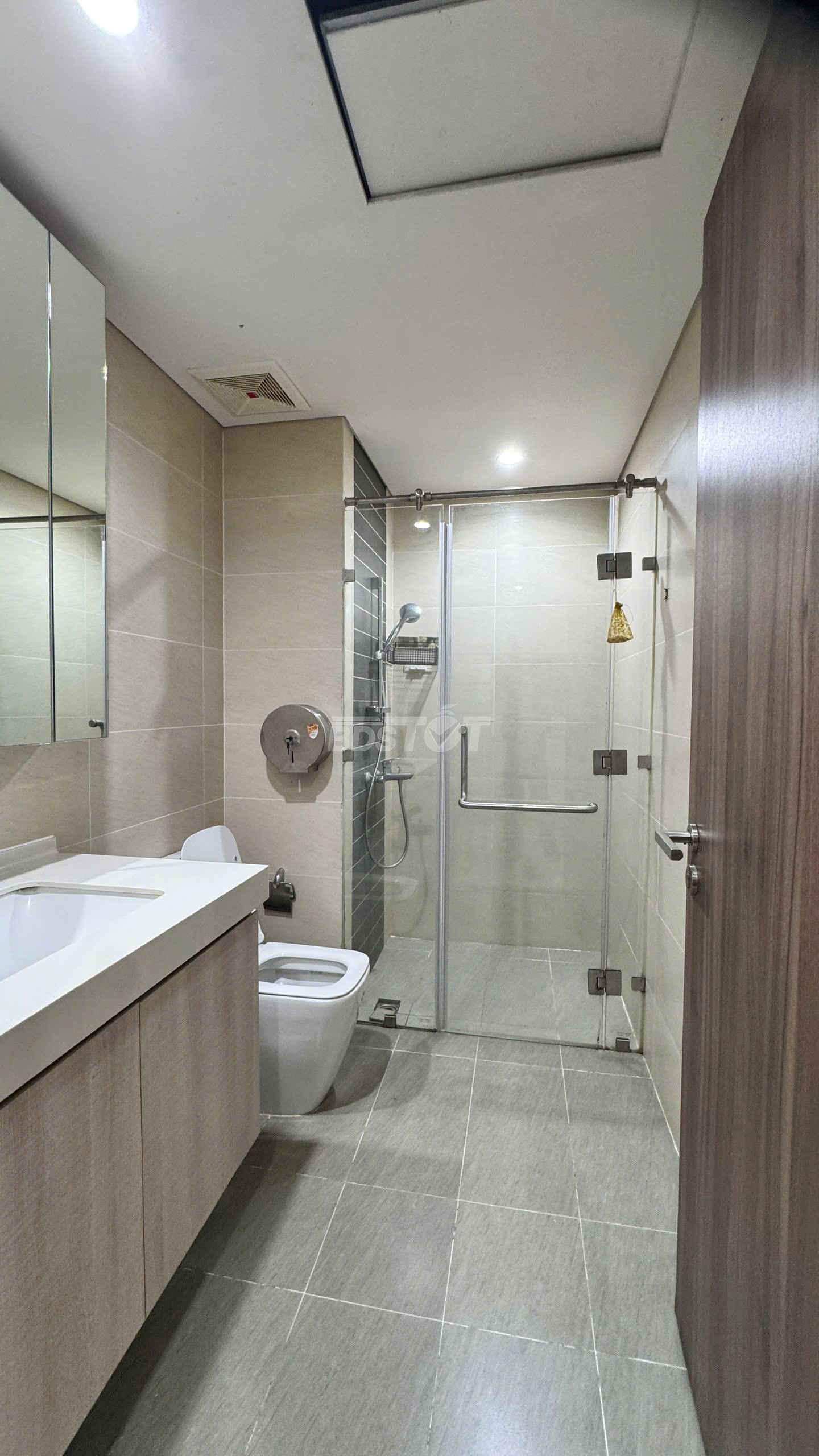 Nhà tắm của căn hộ chung cư 3 phòng ngủ, 107m2, nội thất đầy đủ cho thuê tại Hà Đô Centrosa Garden