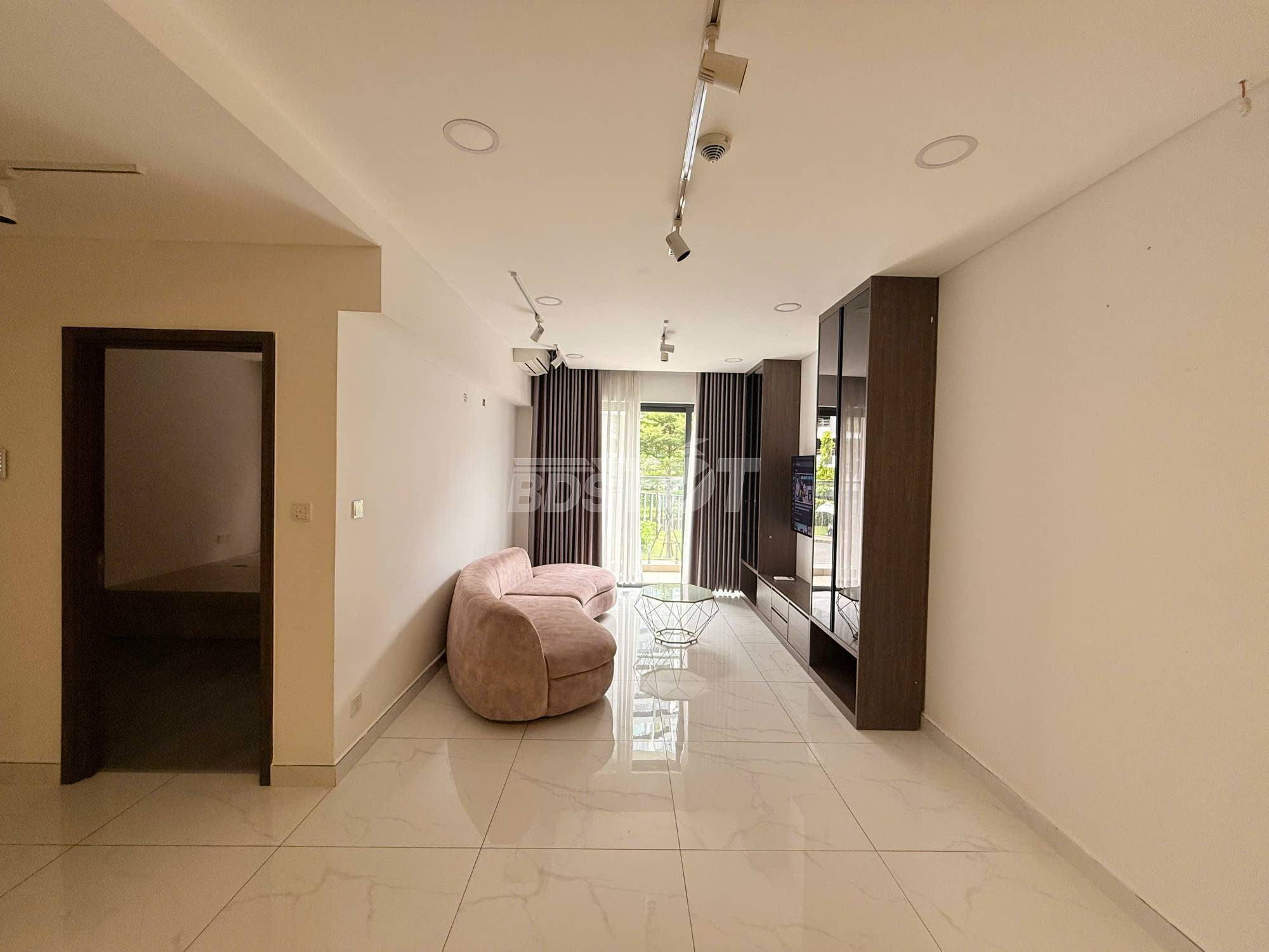 Phòng khách của căn hộ chung cư 2 phòng ngủ, 112m2, nội thất đầy đủ cho thuê tại Celadon City