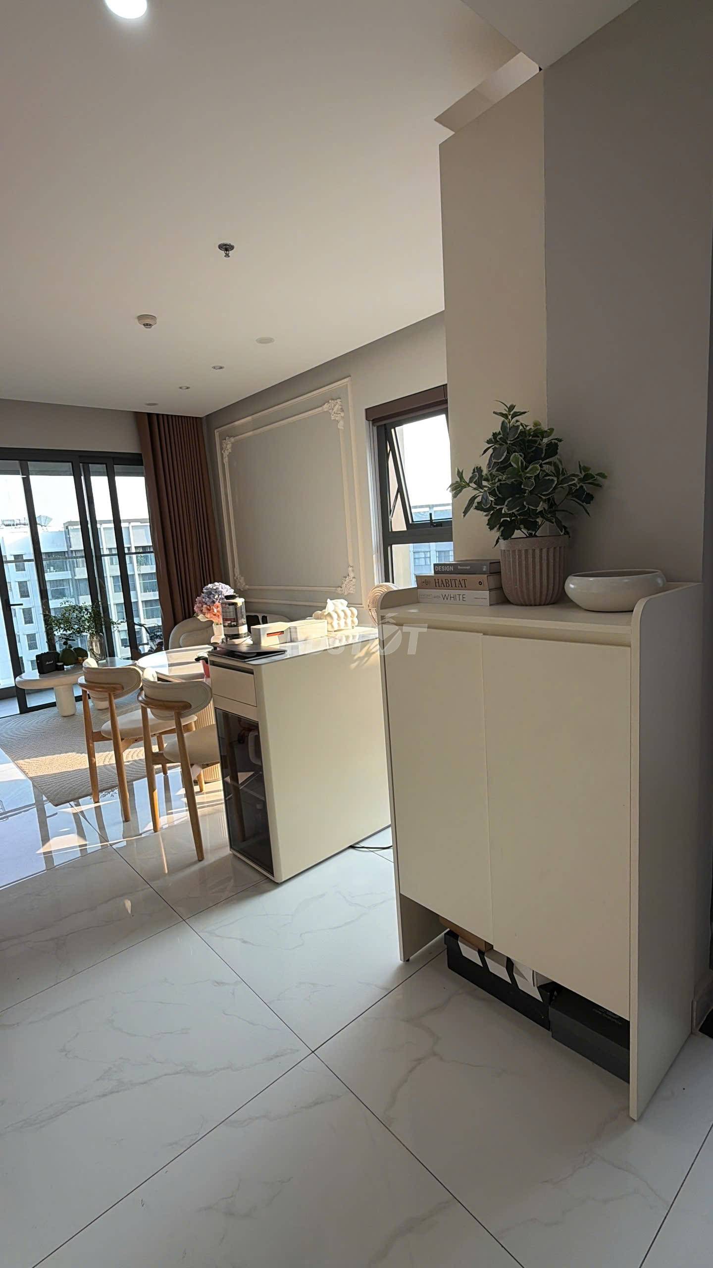 Phòng khách của căn hộ chung cư 2 phòng ngủ, 85m2, nội thất đầy đủ bán tại Celadon City
