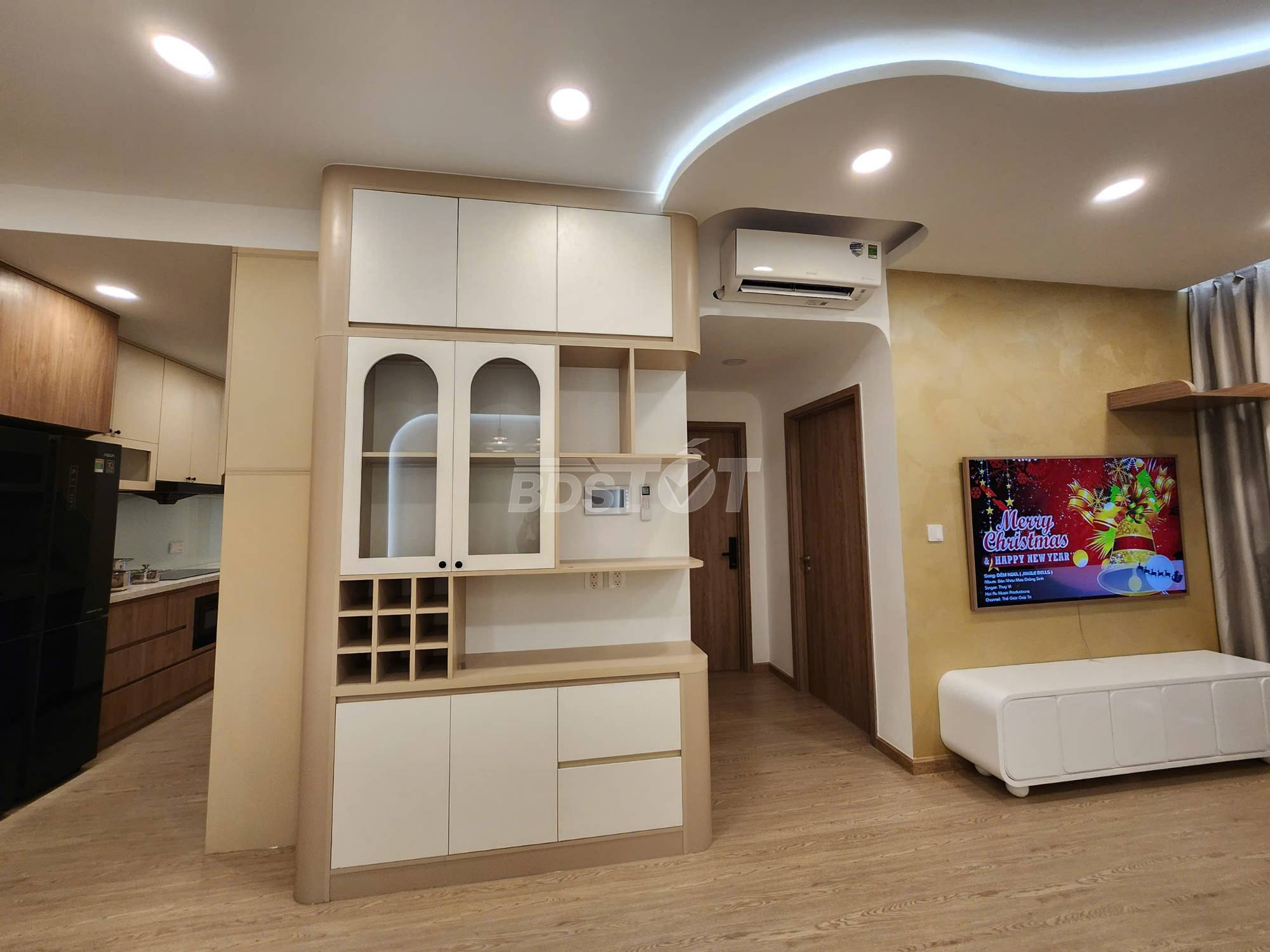 Phòng khách của căn hộ chung cư 2 phòng ngủ, 85m2, nội thất đầy đủ bán tại Celadon City