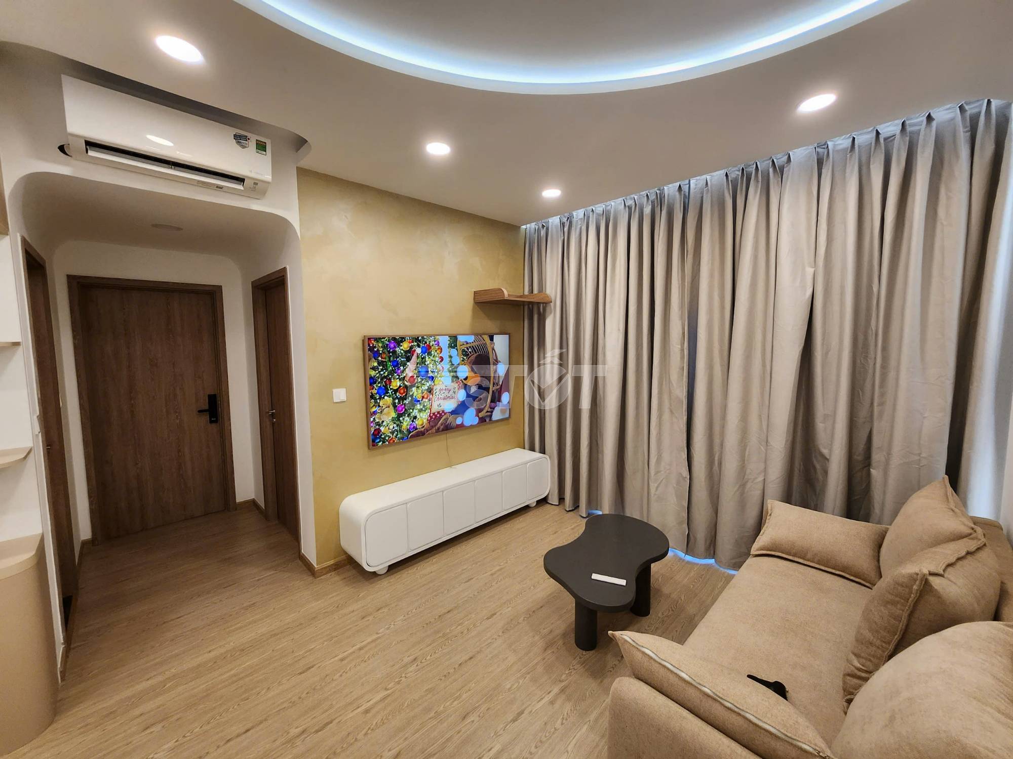 Phòng khách của căn hộ chung cư 2 phòng ngủ, 85m2, nội thất đầy đủ bán tại Celadon City