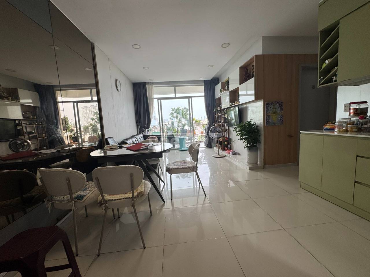 Phòng khách của căn hộ chung cư 2 phòng ngủ, 94m2, nội thất đầy đủ bán tại Valeo Đầm Sen