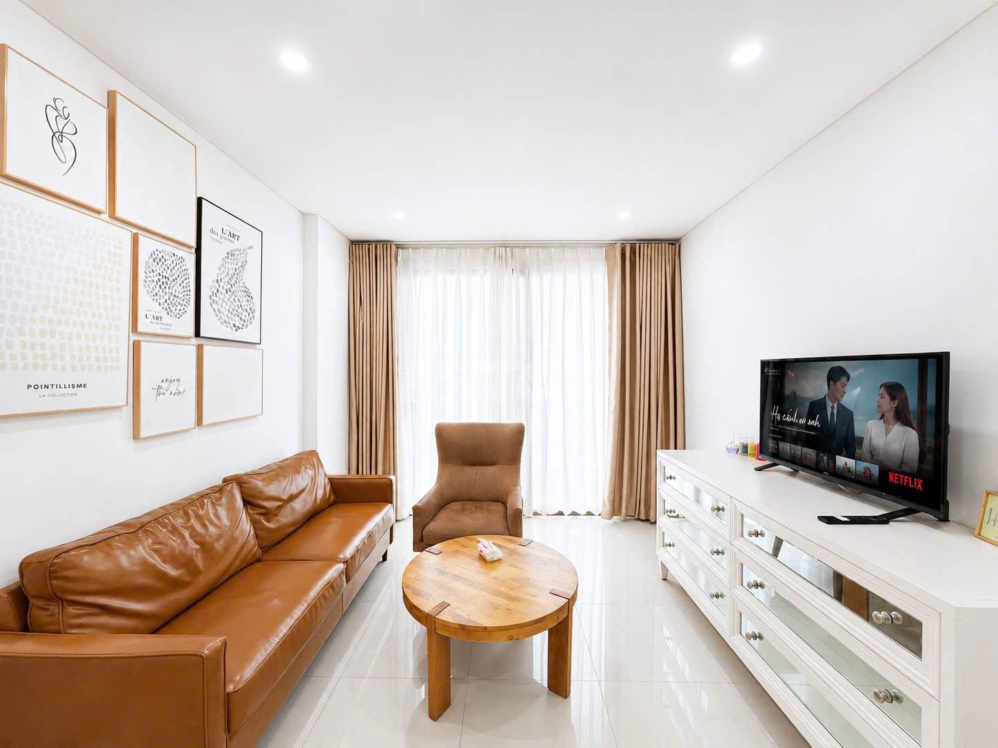 Phòng khách của căn hộ chung cư 3 phòng ngủ, 107m2, nội thất đầy đủ cho thuê tại Hà Đô Centrosa Garden