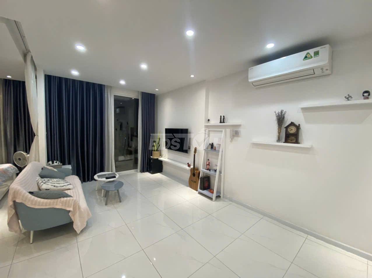 Phòng khách của căn hộ chung cư 1 phòng ngủ, 53m2, bán tại Richstar Residence