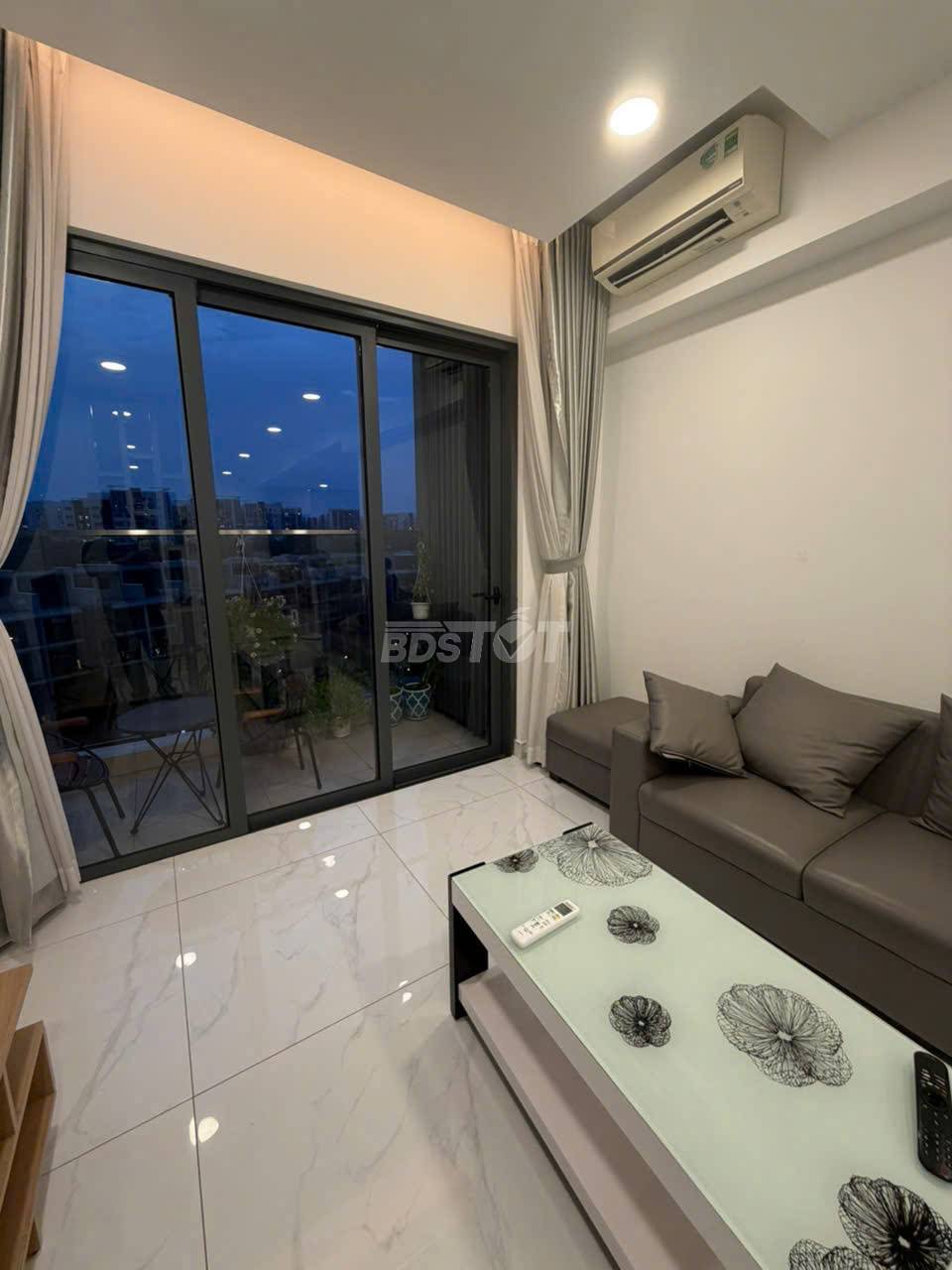 Phòng khách của căn hộ chung cư 2 phòng ngủ, 98m2, nội thất đầy đủ cho thuê tại Celadon City