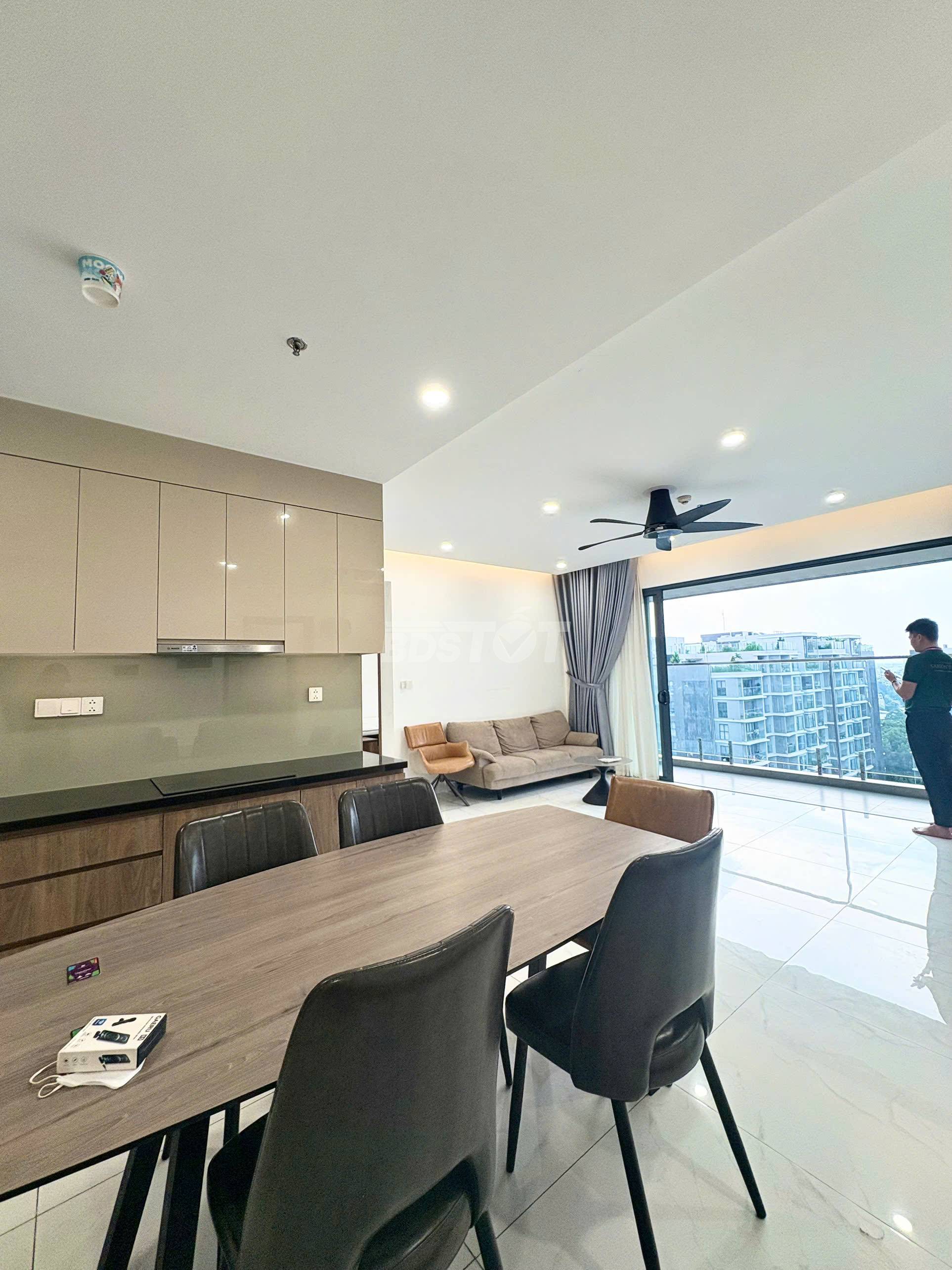 Phòng khách của căn hộ chung cư 3 phòng ngủ, 118m2, nội thất đầy đủ cho thuê tại Celadon City