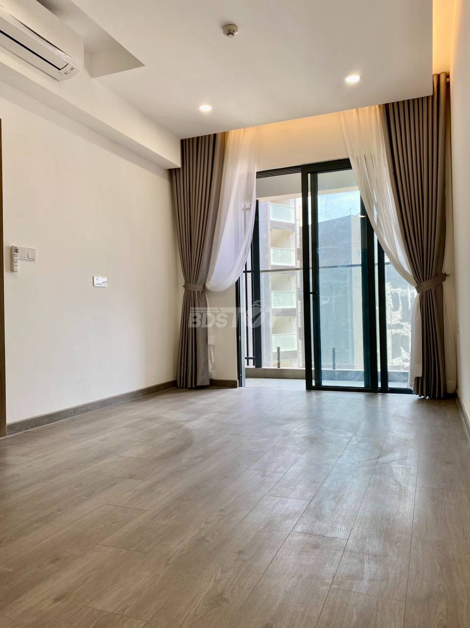 Phòng khách có ban công của căn hộ chung cư tại Diamond Alnata, Celadon City