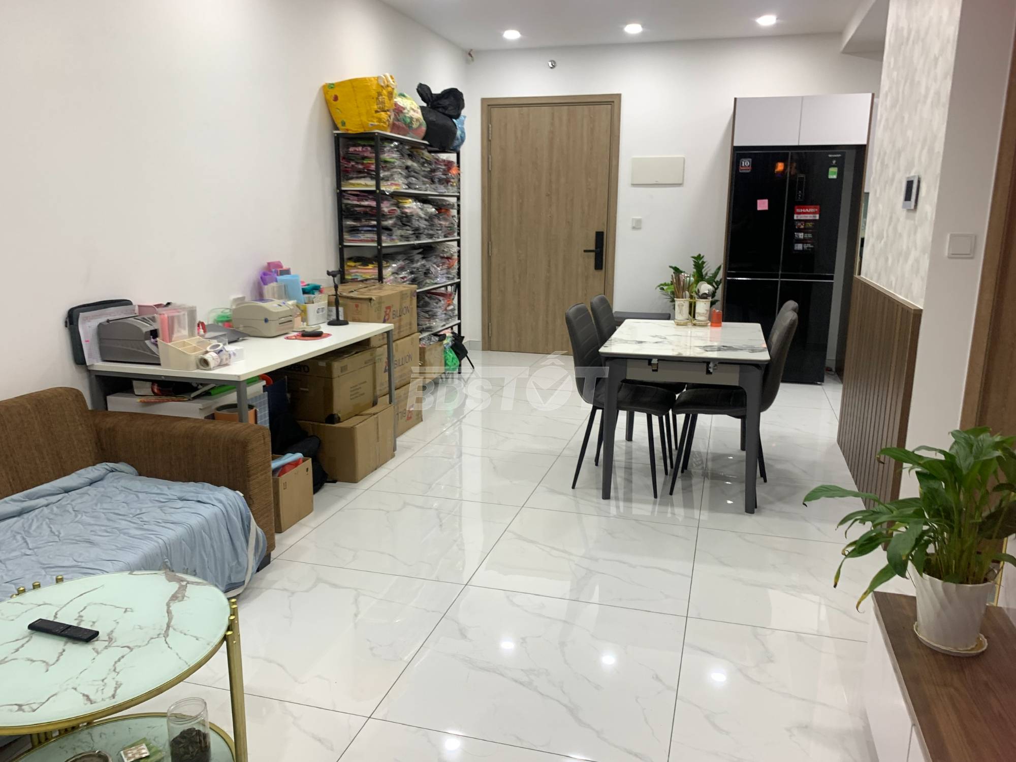 Phòng khách có ban công của căn hộ chung cư tại Emerald Precinct, Celadon City