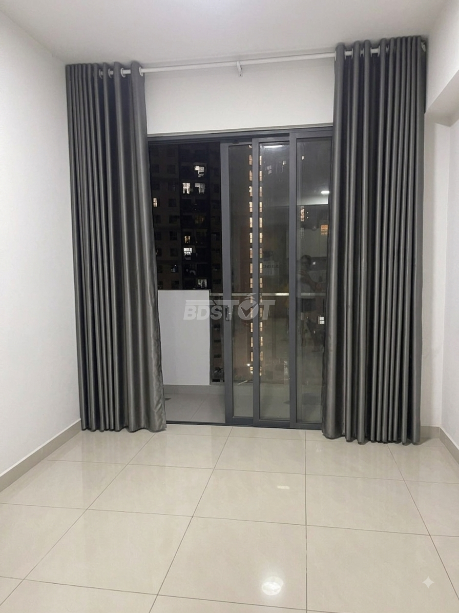 Phòng khách của căn hộ chung cư tại Emerald Precinct, Celadon City